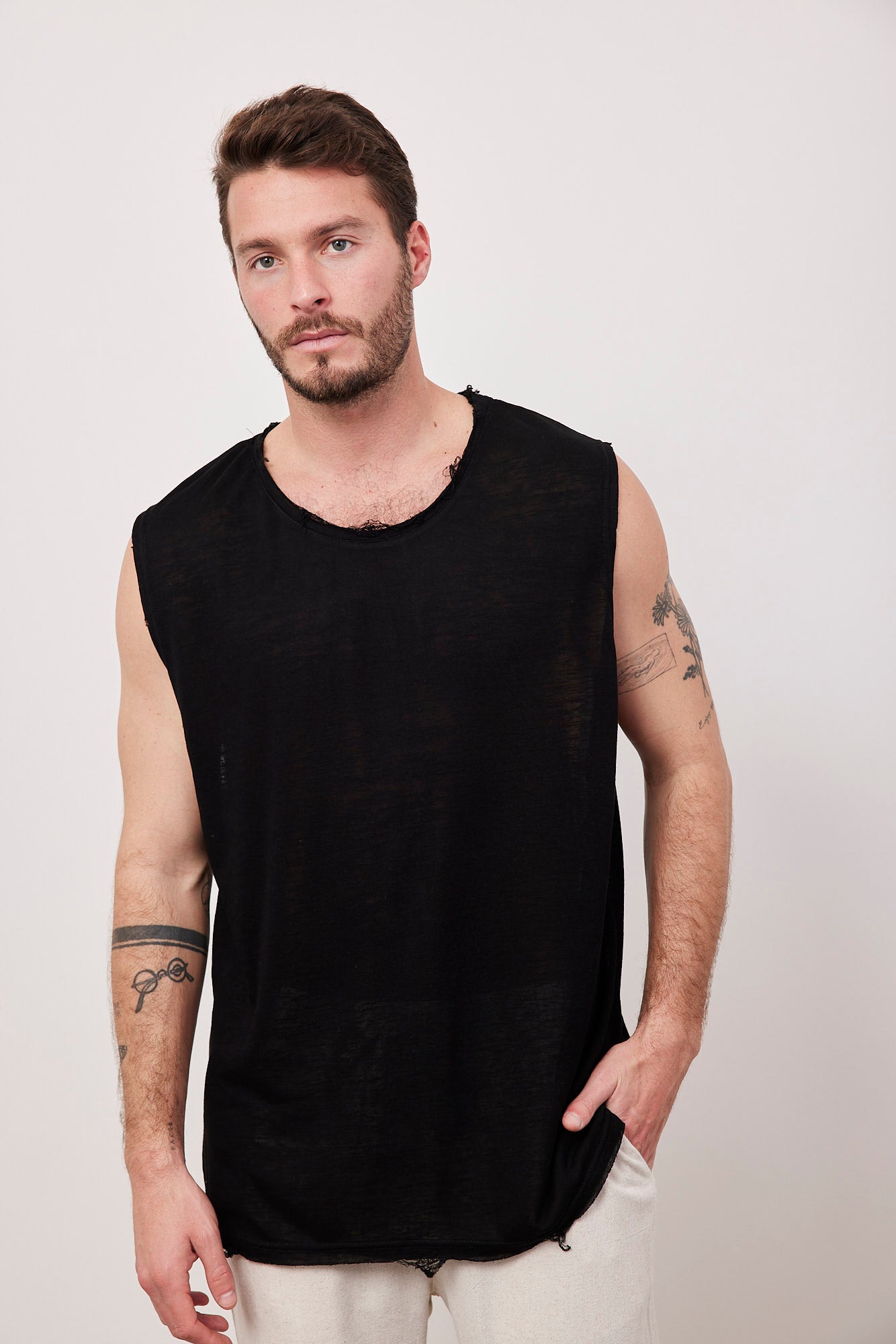 גופיית קרעים במראה פשתן