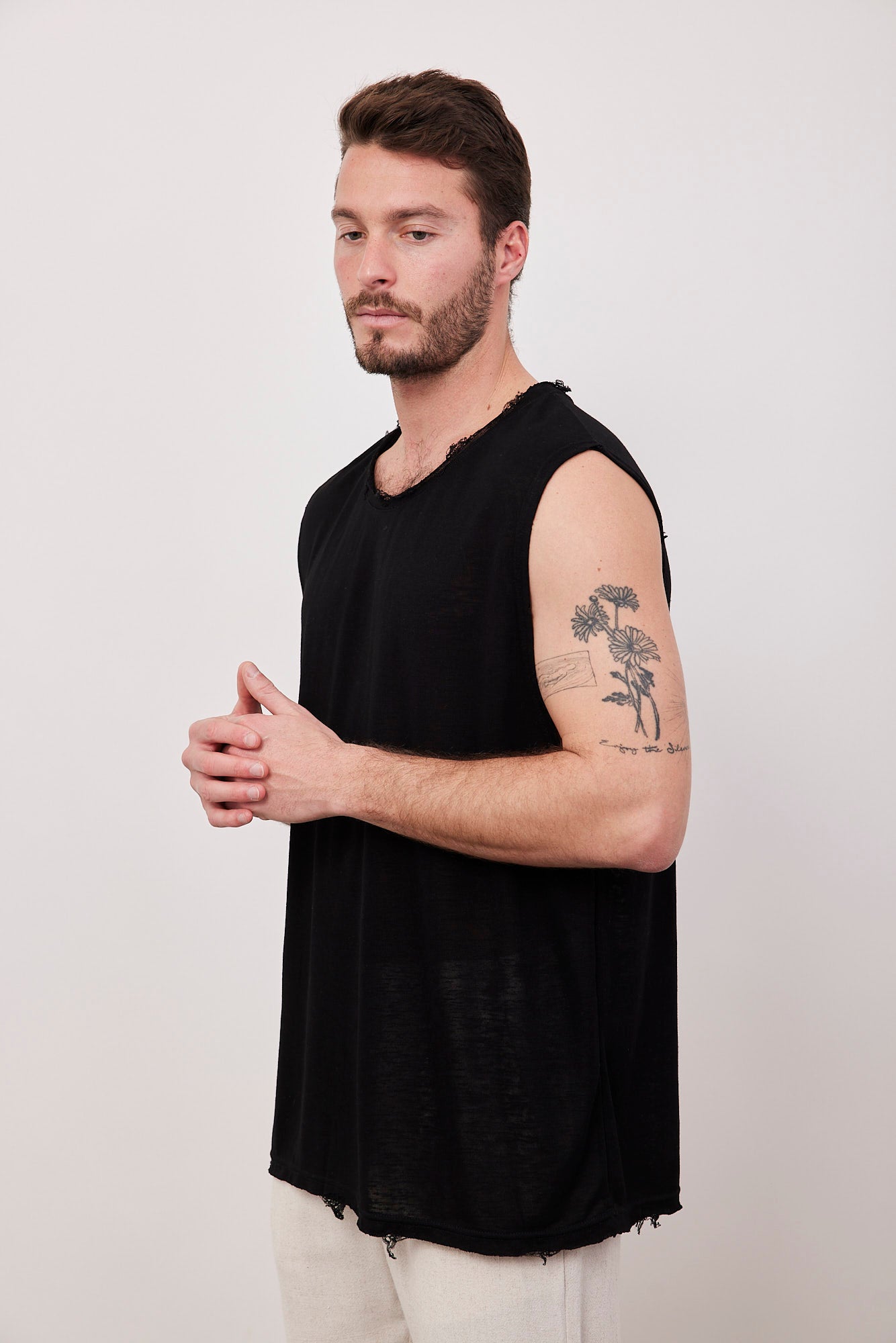 גופיית קרעים במראה פשתן