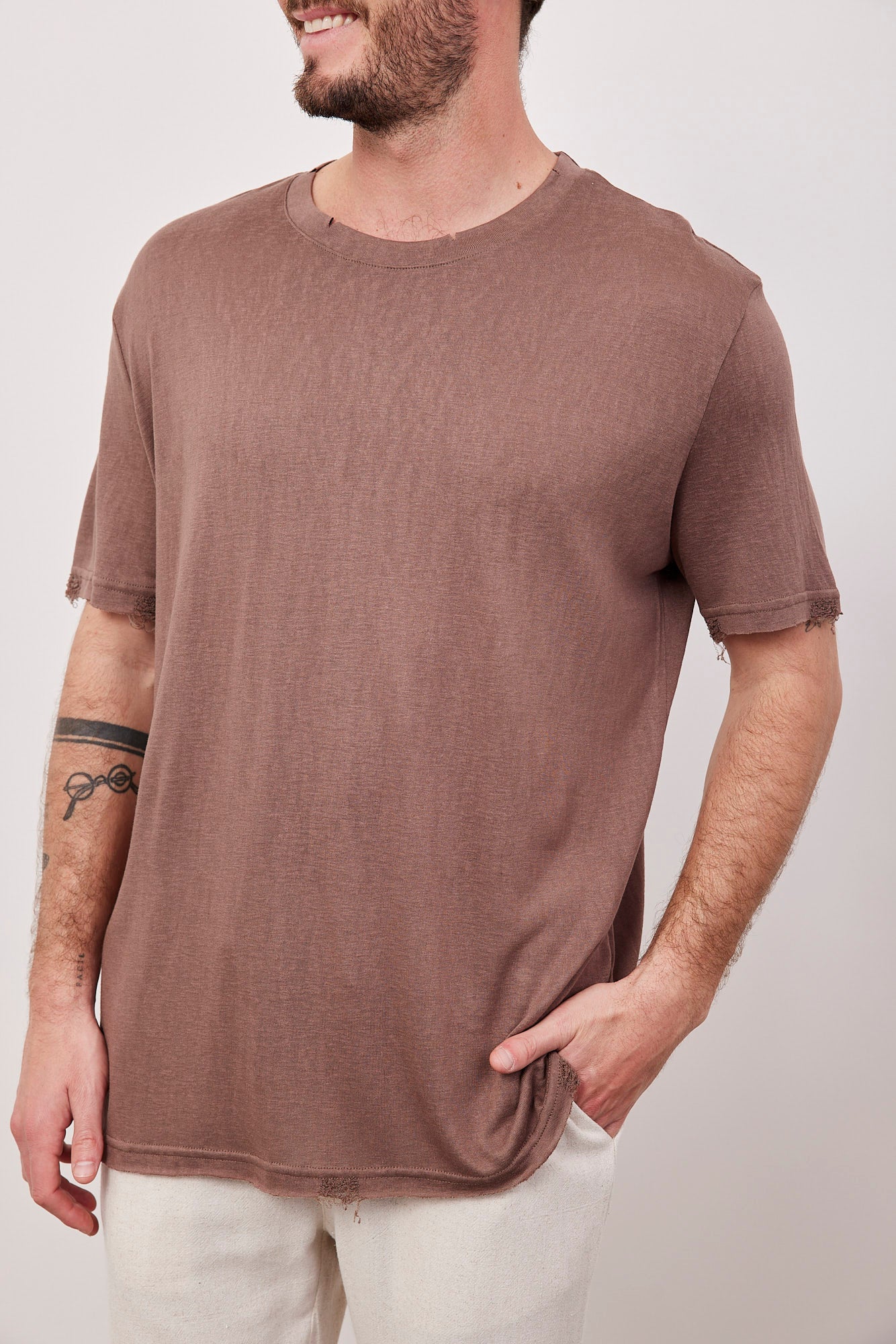 טי-שרט בשילוב קרעים