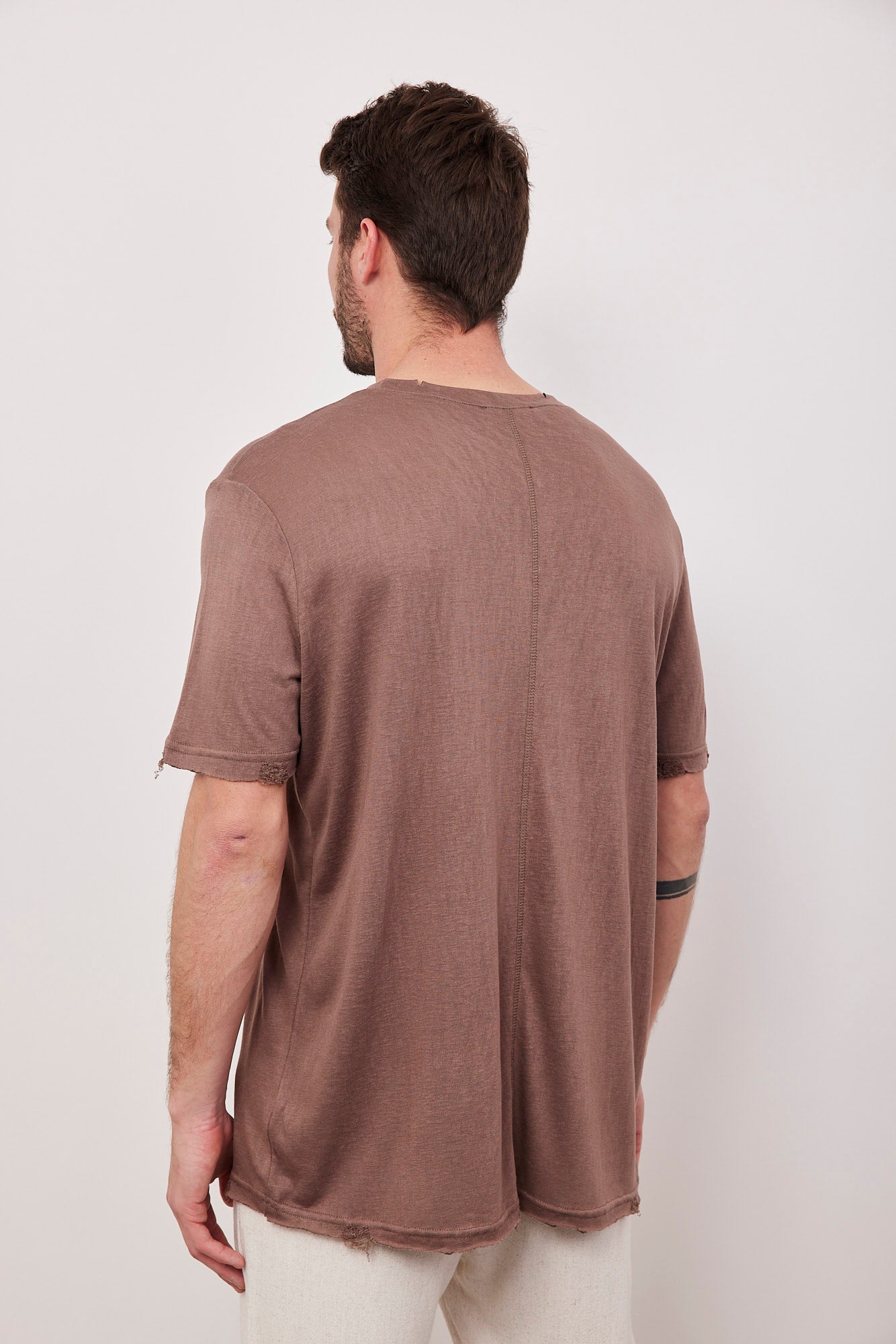 טי-שרט בשילוב קרעים