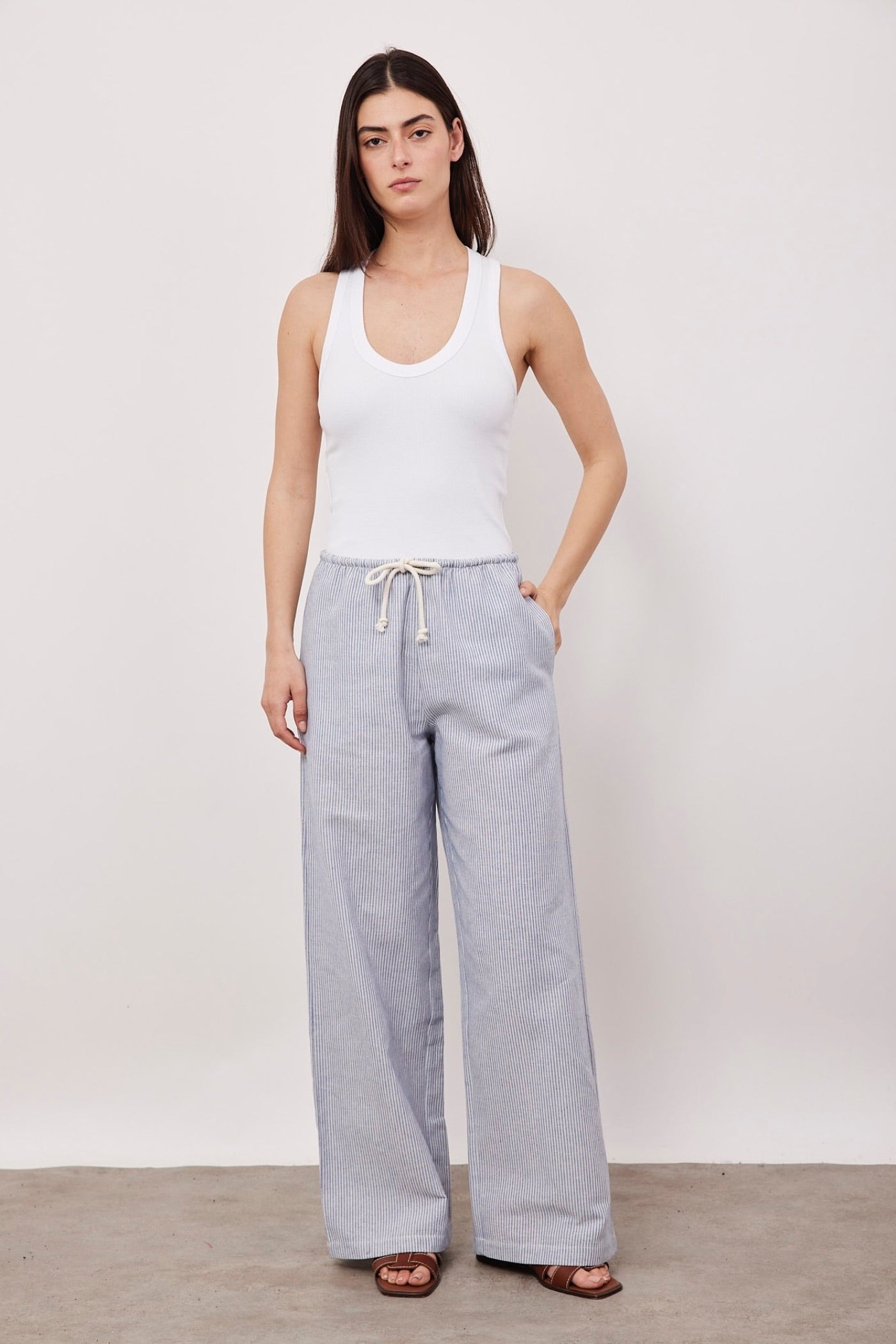 מכנסיים ארוכים עם קשירה בהדפס פסים - ITAY BRANDS