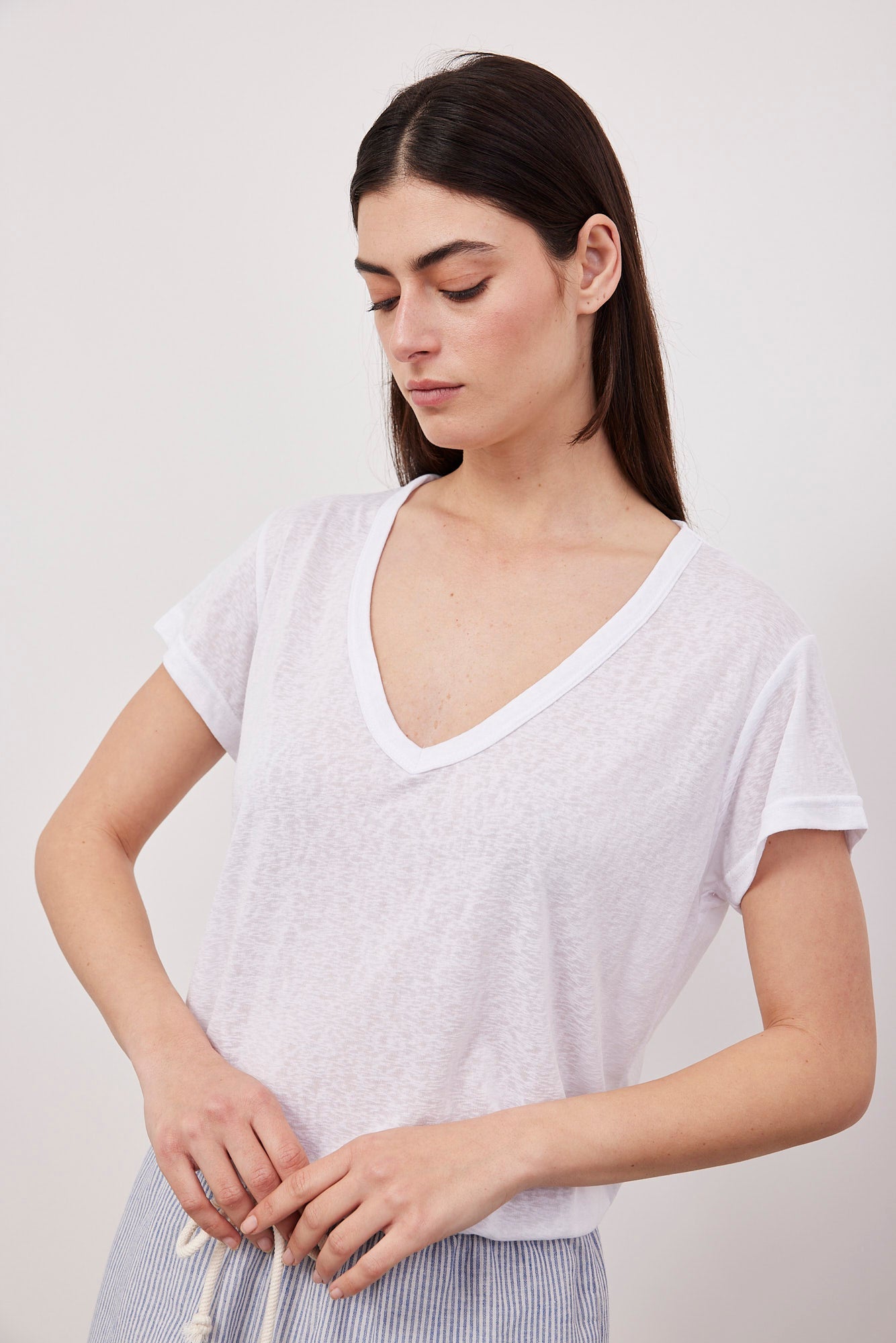 טי-שרט וי מבד שקפקף - ITAY BRANDS