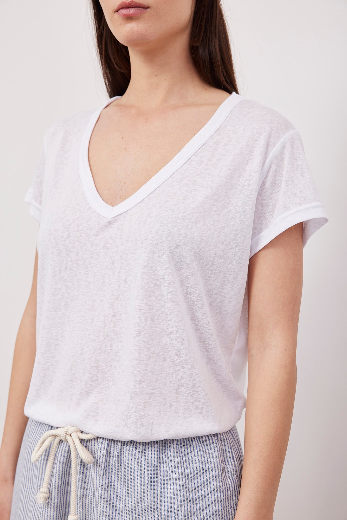 טי-שרט וי מבד שקפקף - ITAY BRANDS