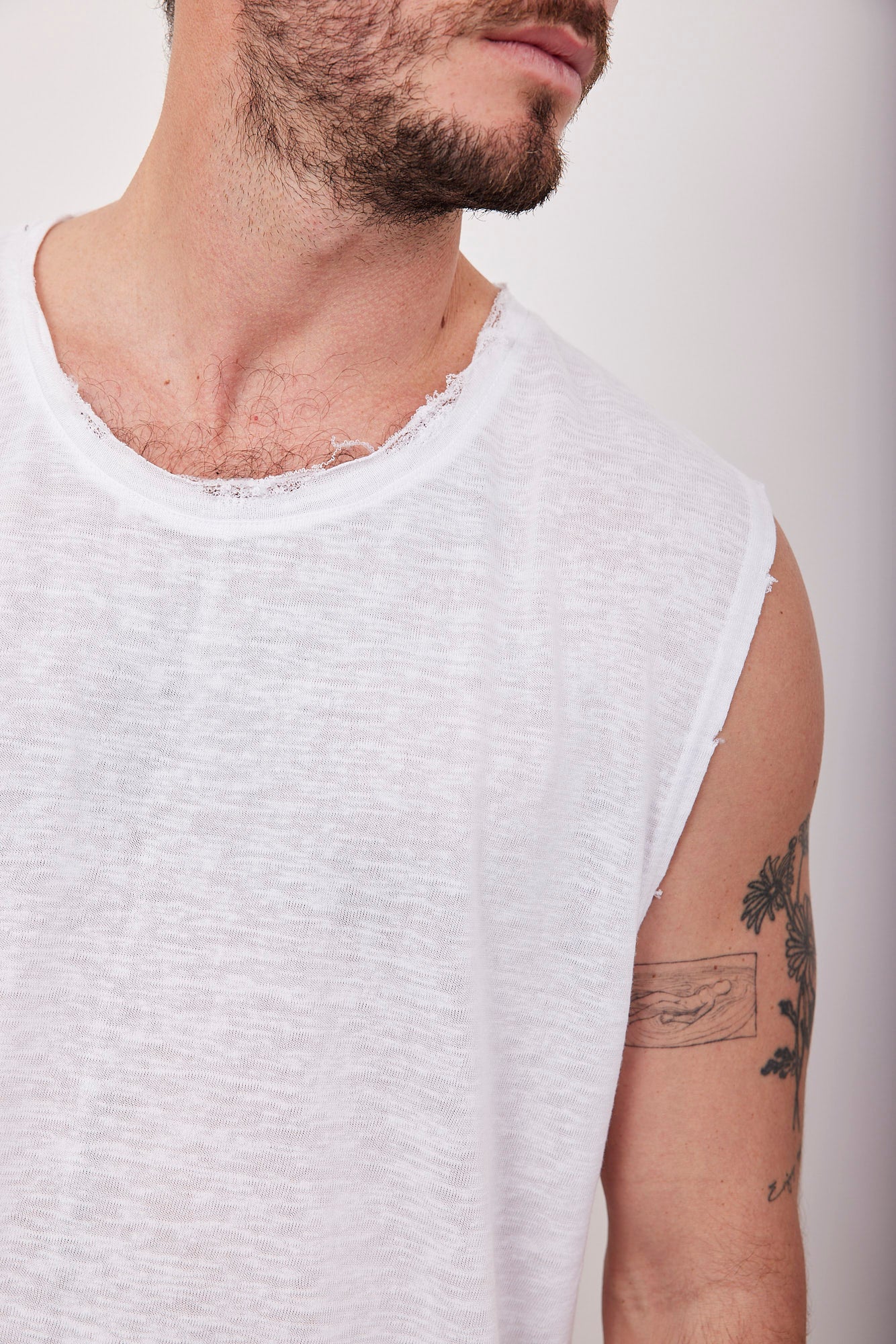 גופיית קרעים במראה פשתן