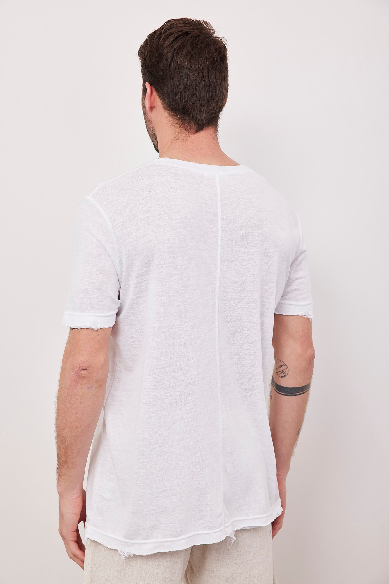 טי-שרט וי עמוק עם קרעים - ITAY BRANDS