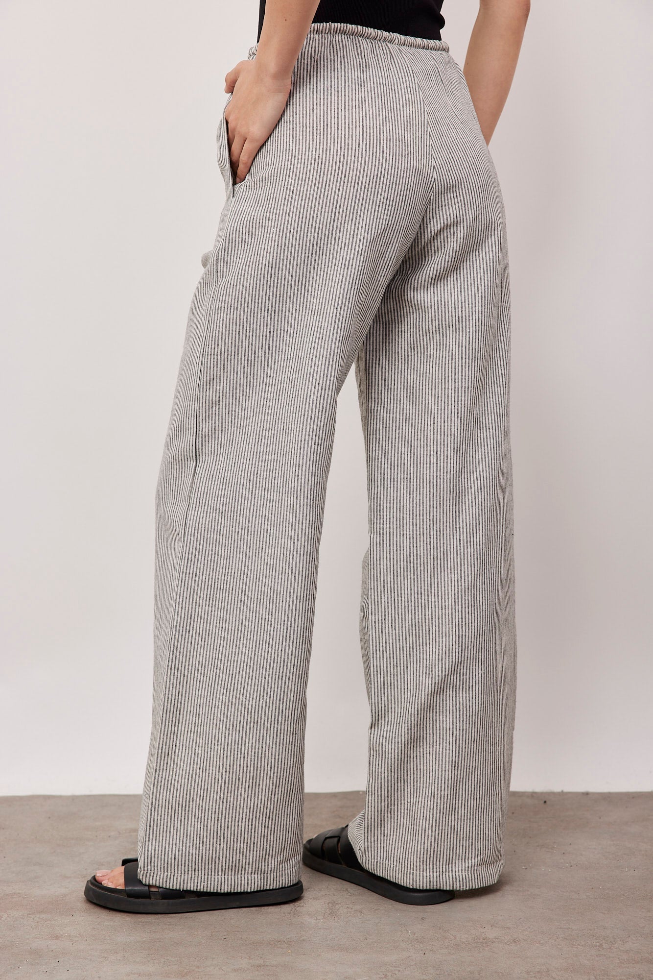 מכנסיים ארוכים עם קשירה בהדפס פסים - ITAY BRANDS