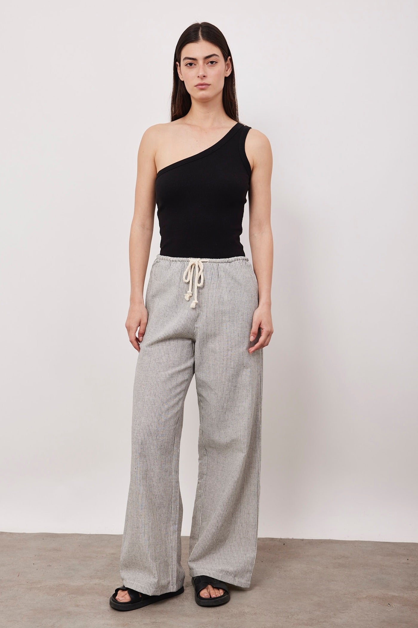 מכנסיים ארוכים עם קשירה בהדפס פסים - ITAY BRANDS