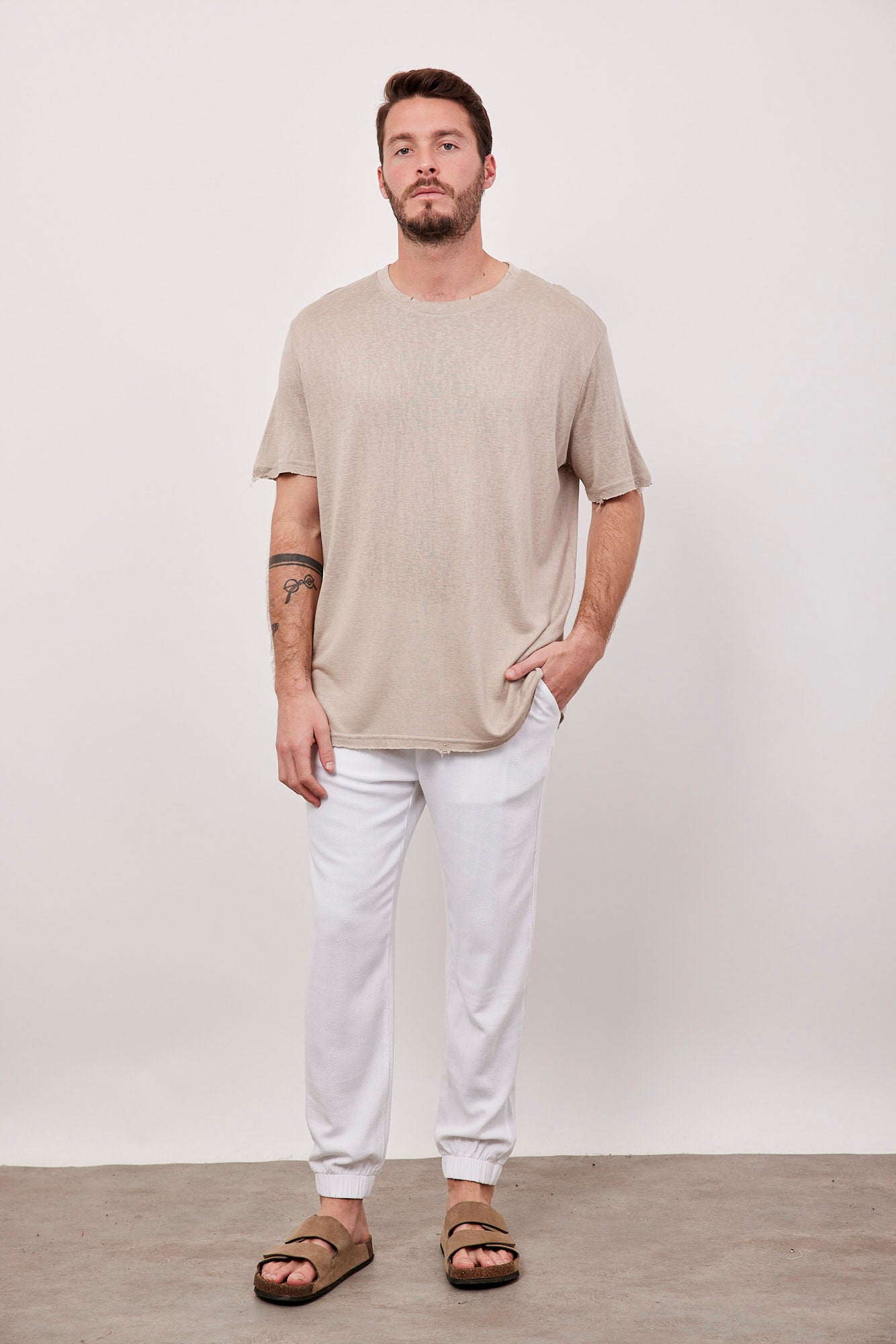 טי-שרט בשילוב קרעים