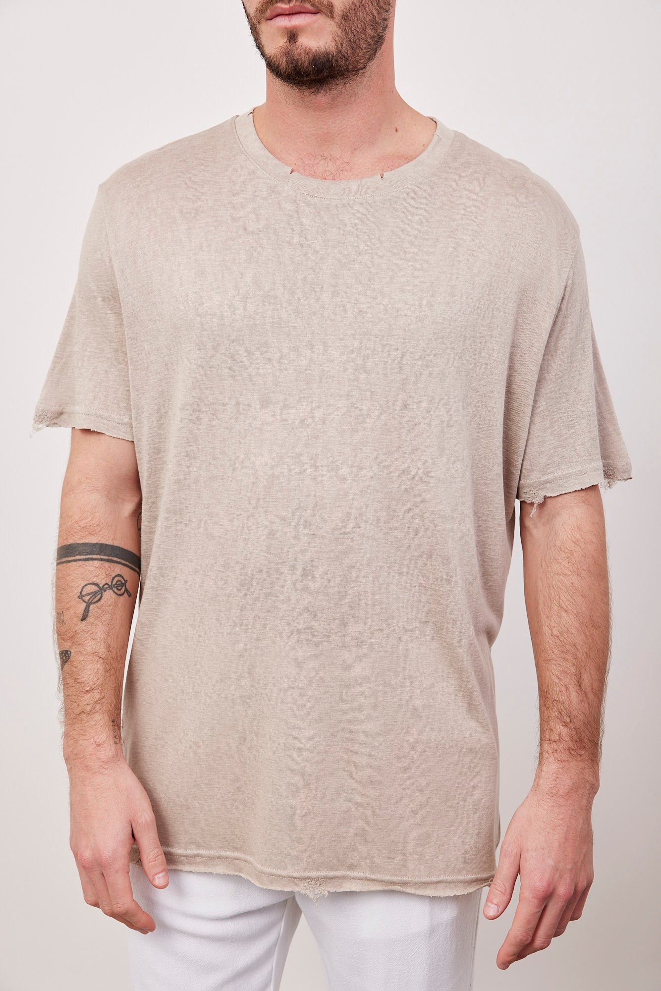 טי-שרט בשילוב קרעים