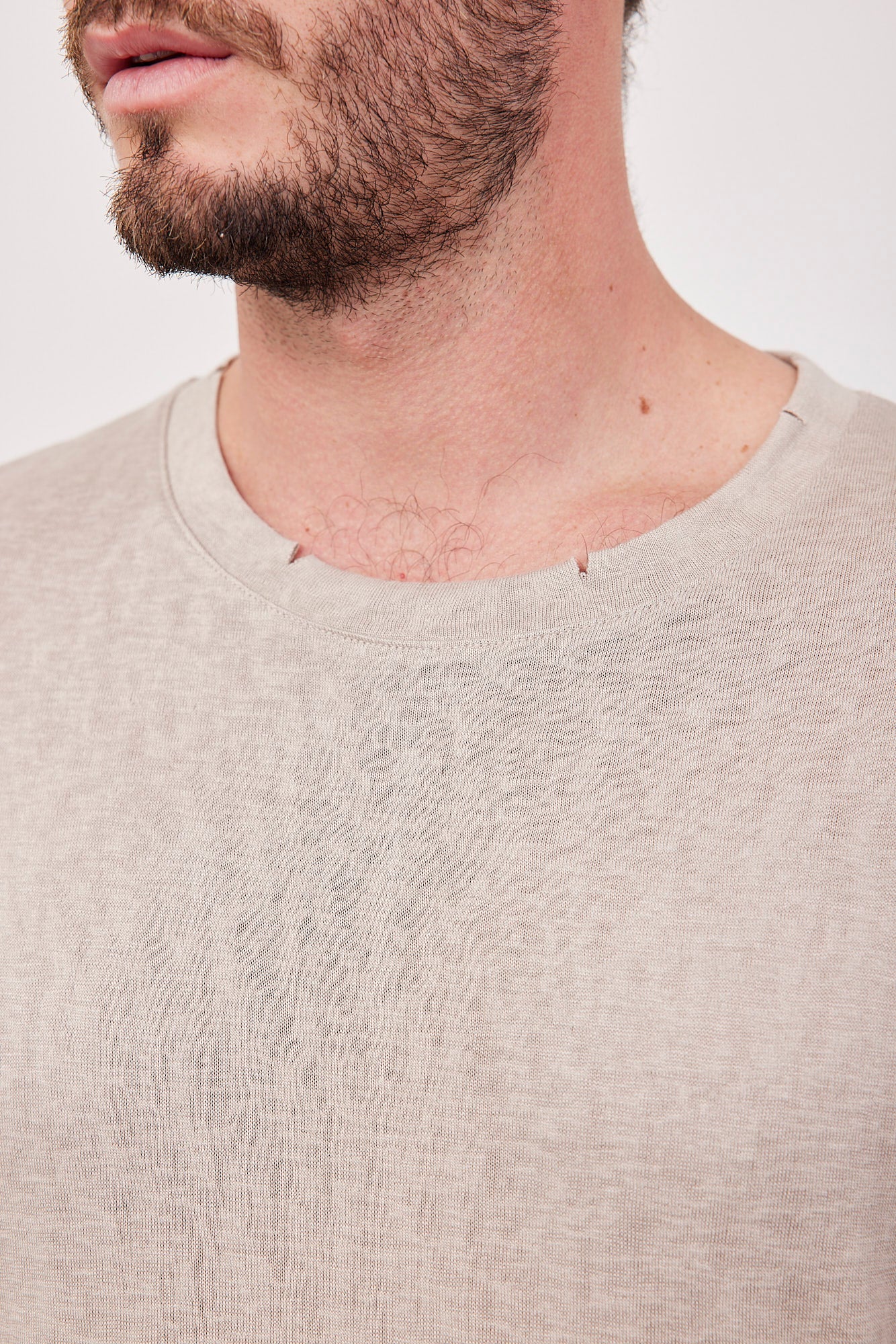 טי-שרט בשילוב קרעים