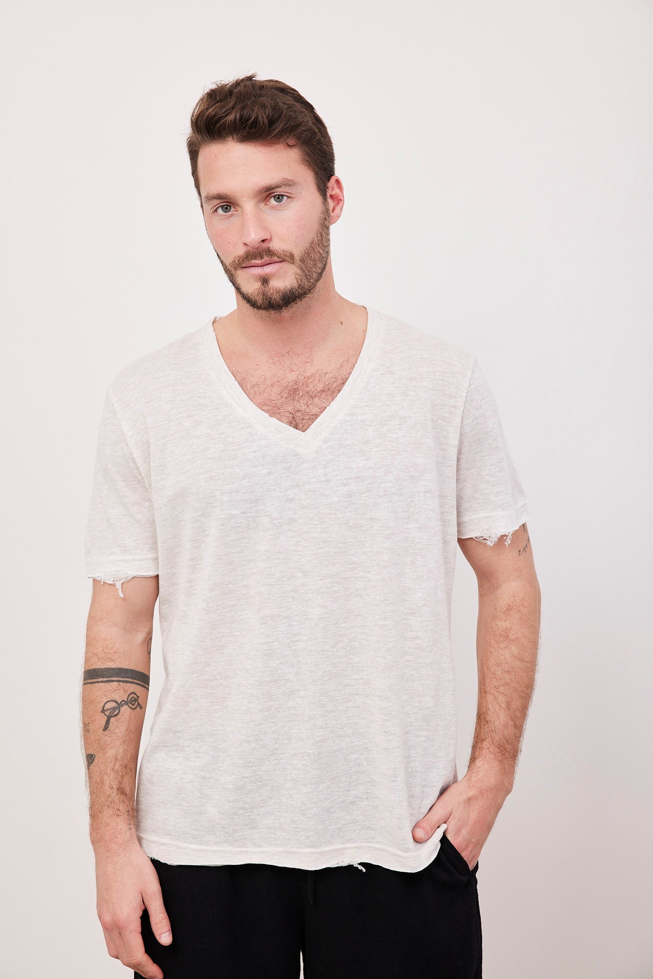 טי-שרט וי עמוק עם קרעים - ITAY BRANDS