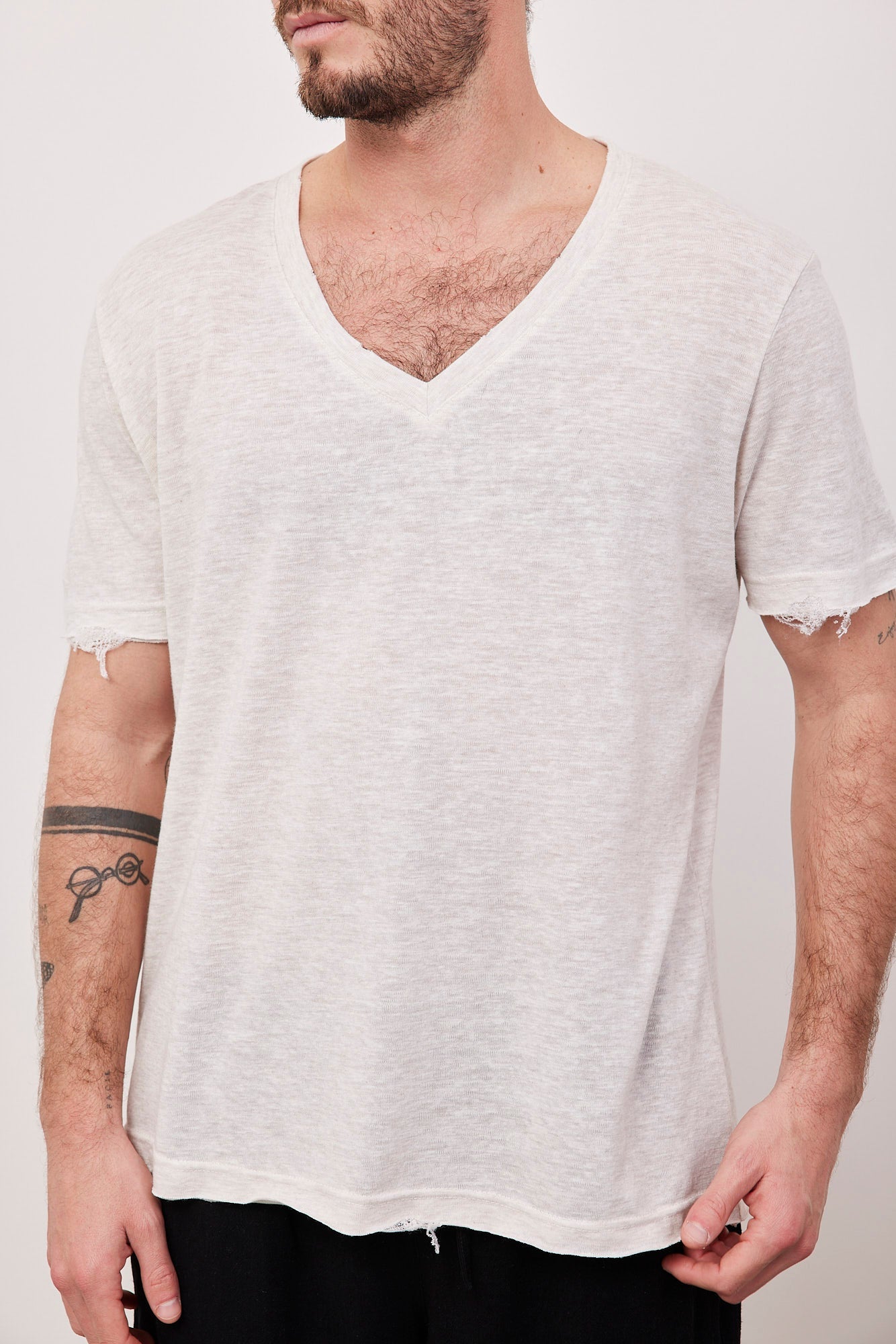 טי-שרט וי עמוק עם קרעים - ITAY BRANDS