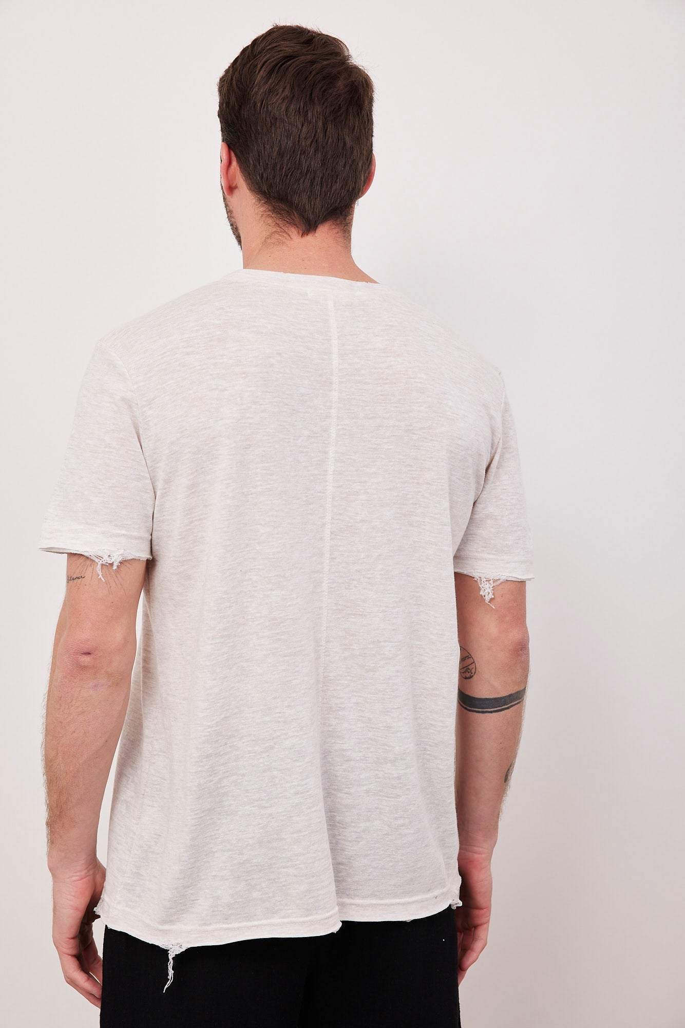 טי-שרט וי עמוק עם קרעים - ITAY BRANDS