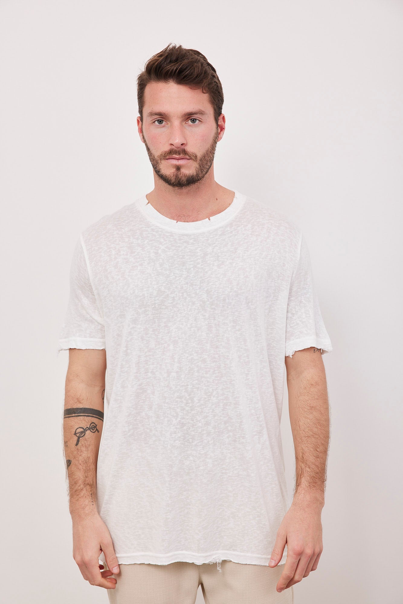 טי-שרט בשילוב קרעים