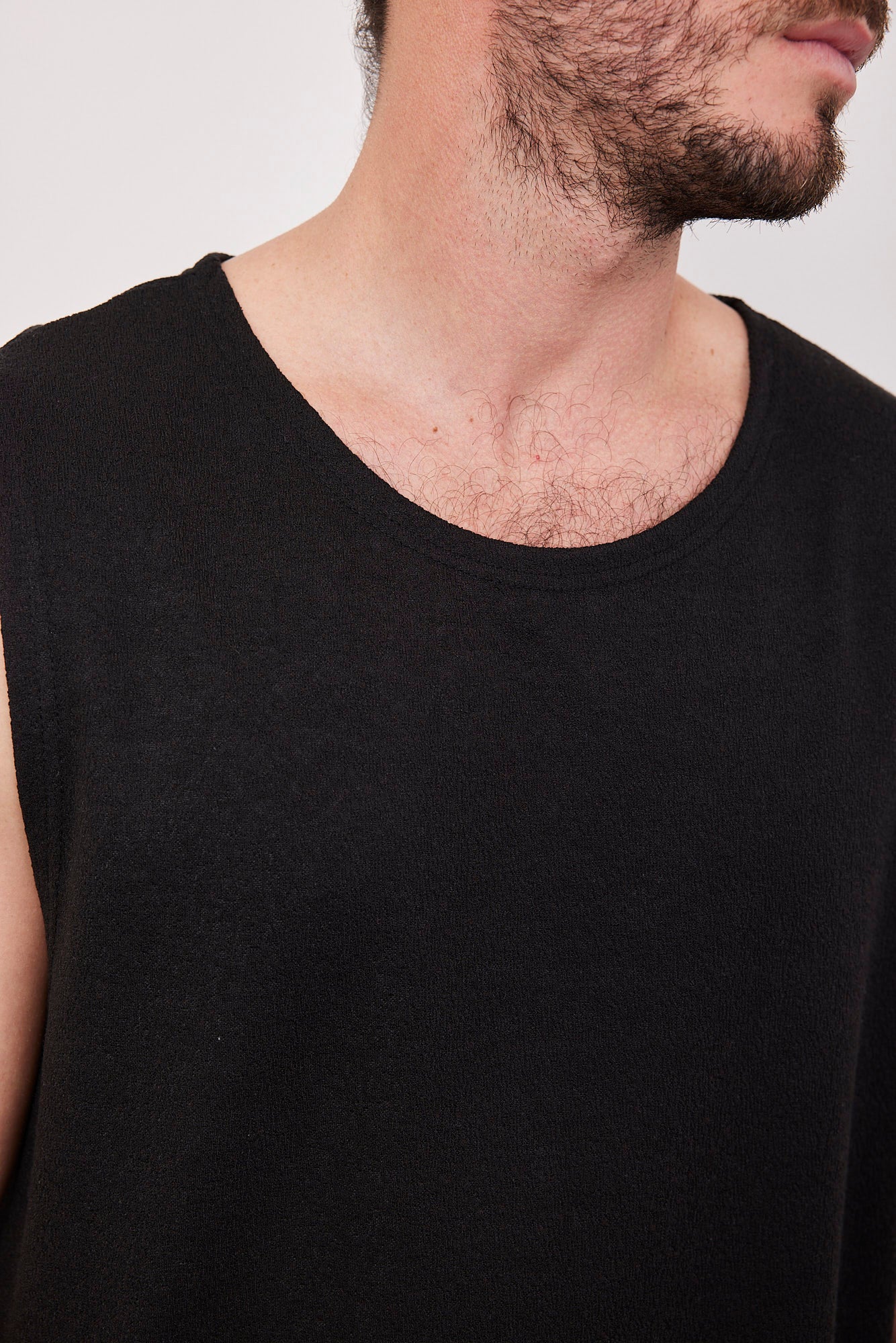 גופיה בטקסטורה עם כתפיות רחבות