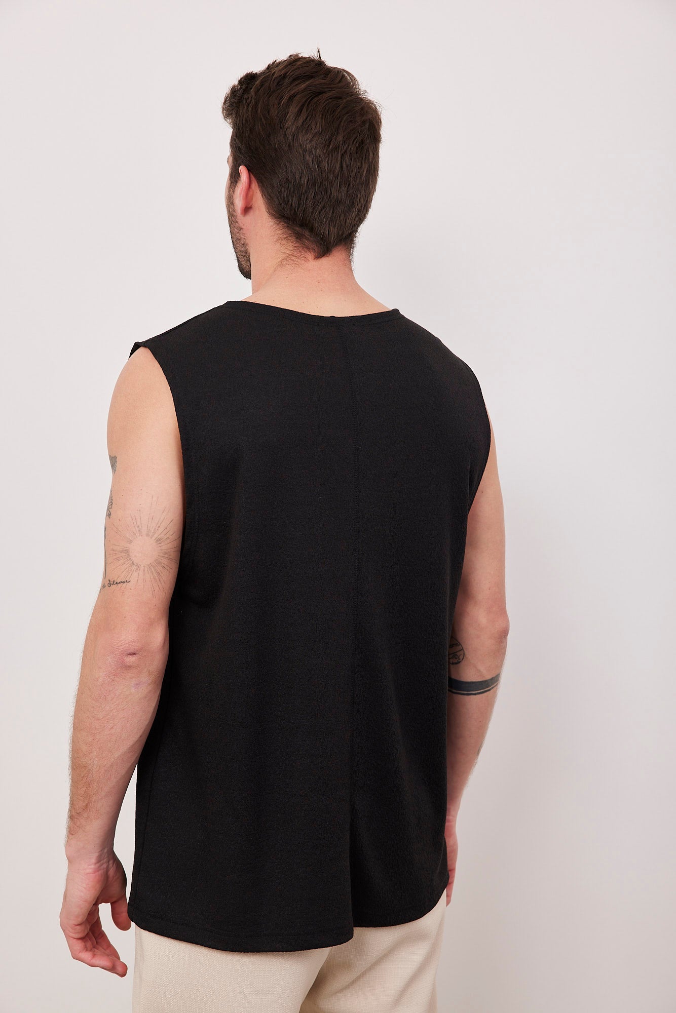 גופיה בטקסטורה עם כתפיות רחבות