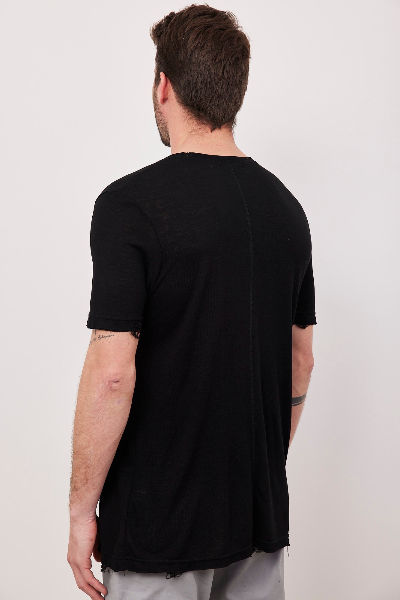 טי-שרט וי עמוק עם קרעים - ITAY BRANDS