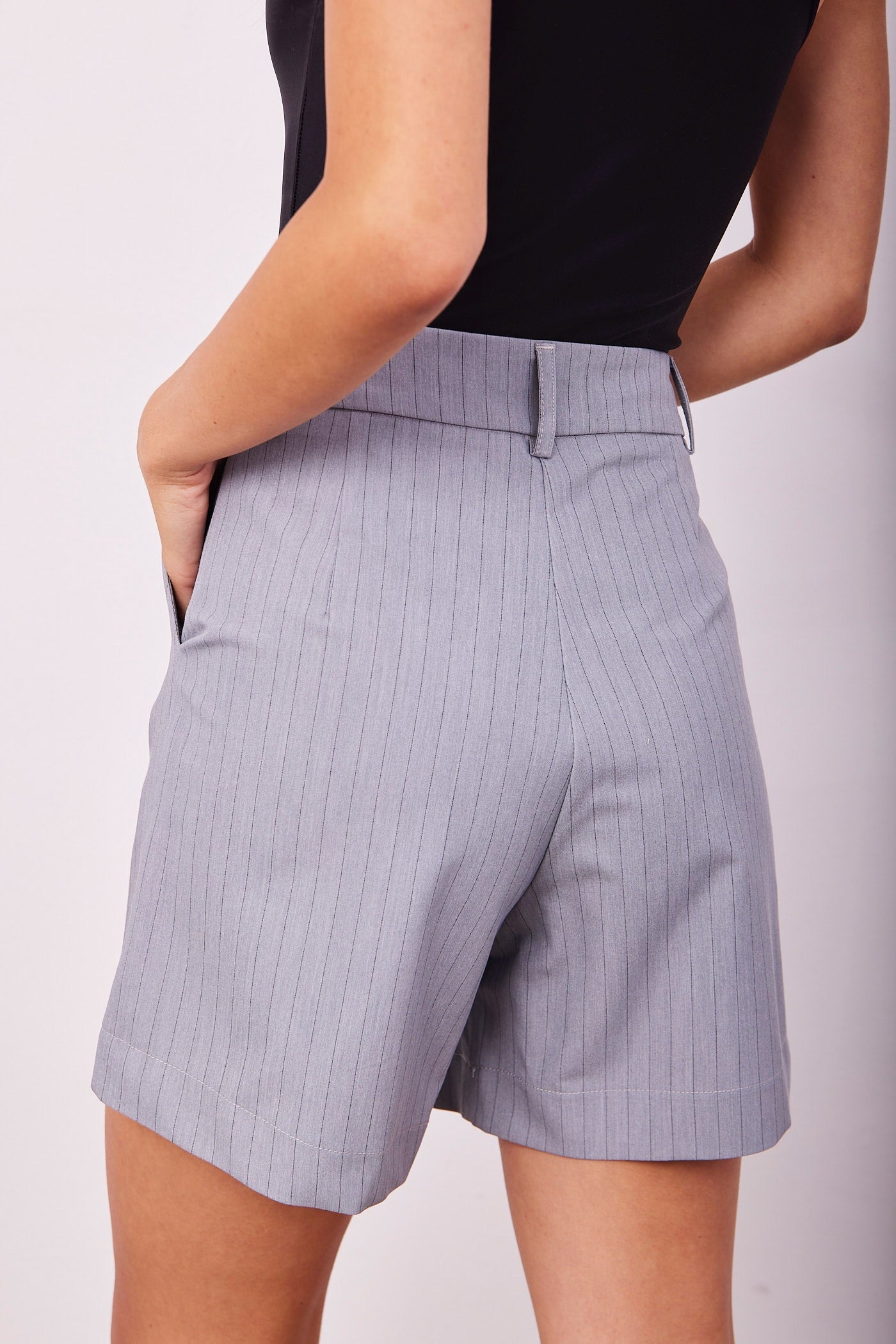 מכנסיים קצרים מחוייטים בהדפס פסים - ITAY BRANDS