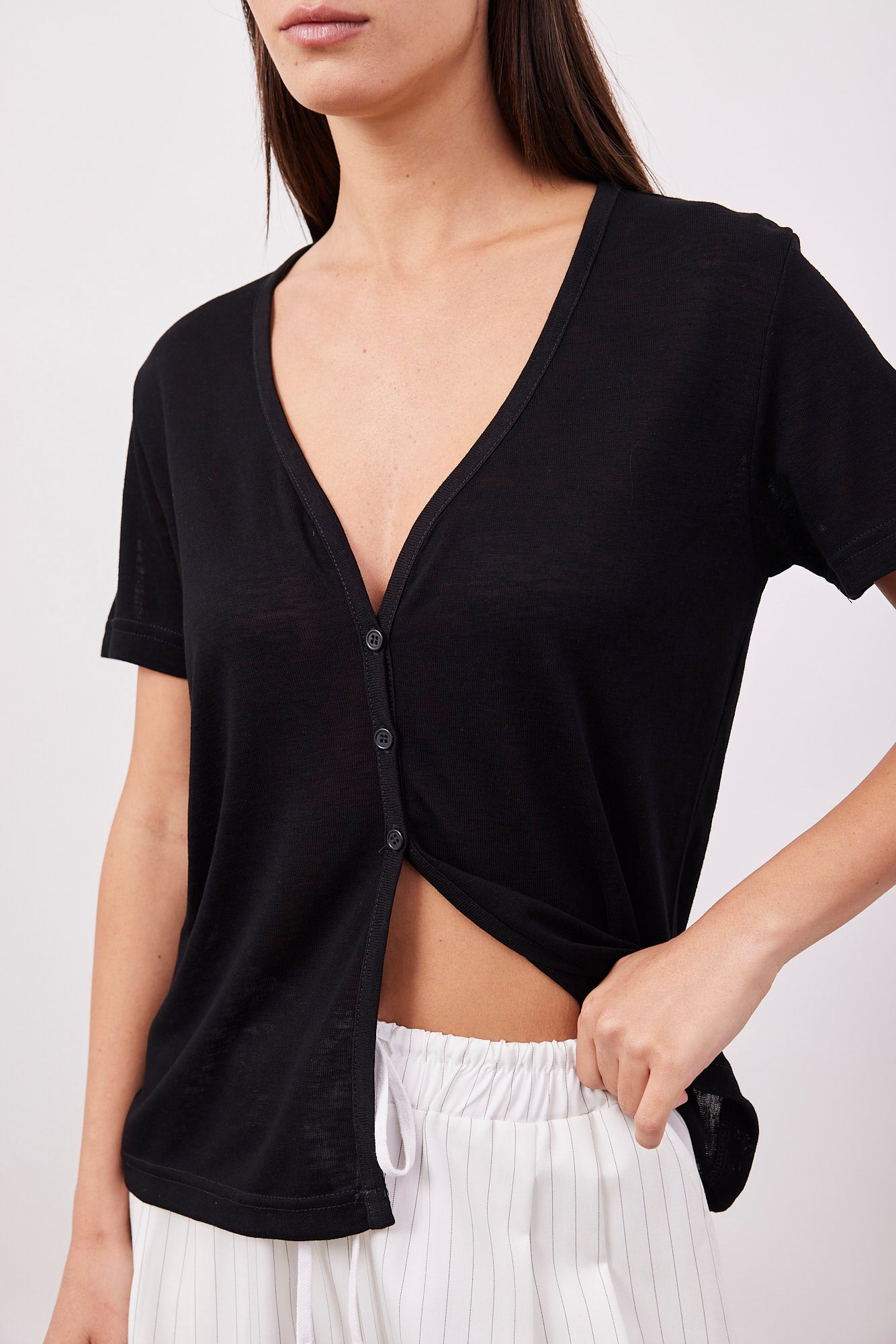 טי-שרט במראה פשתן עם כפתורים