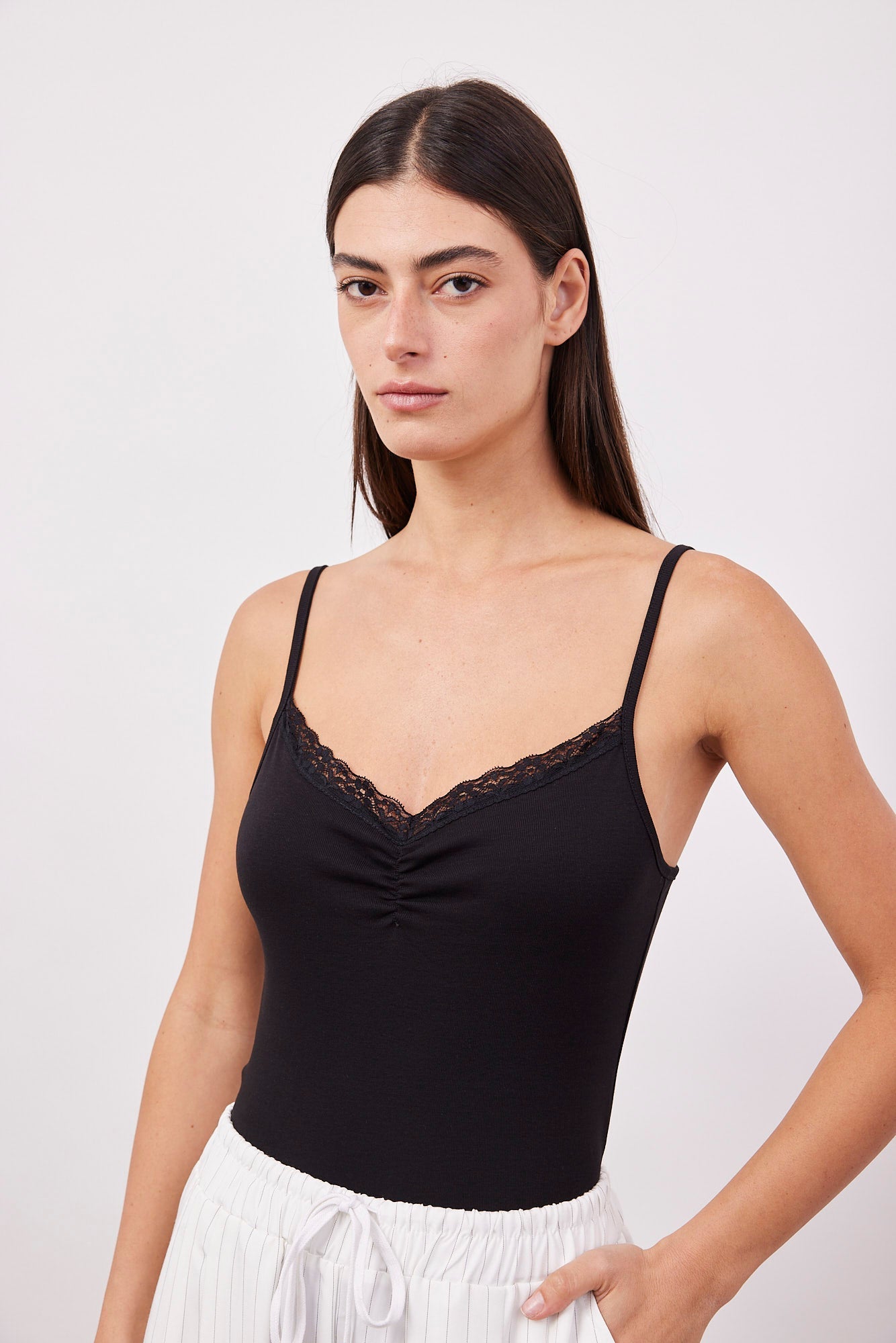 גופייה בעיטור תחרה - ITAY BRANDS