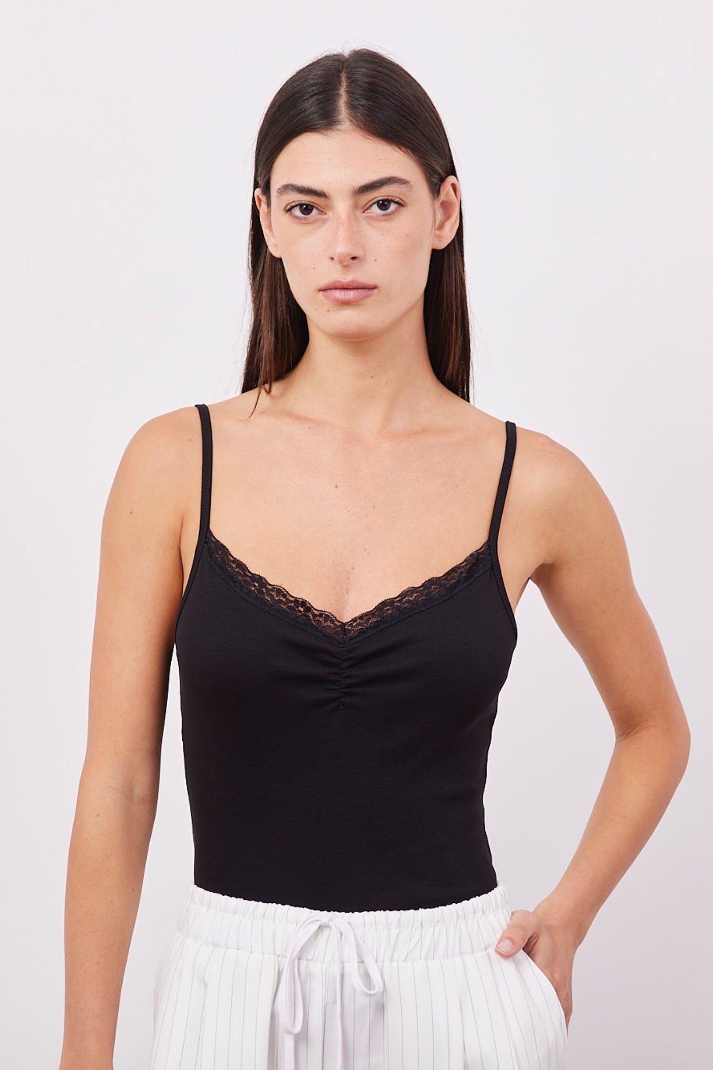 גופייה בעיטור תחרה - ITAY BRANDS