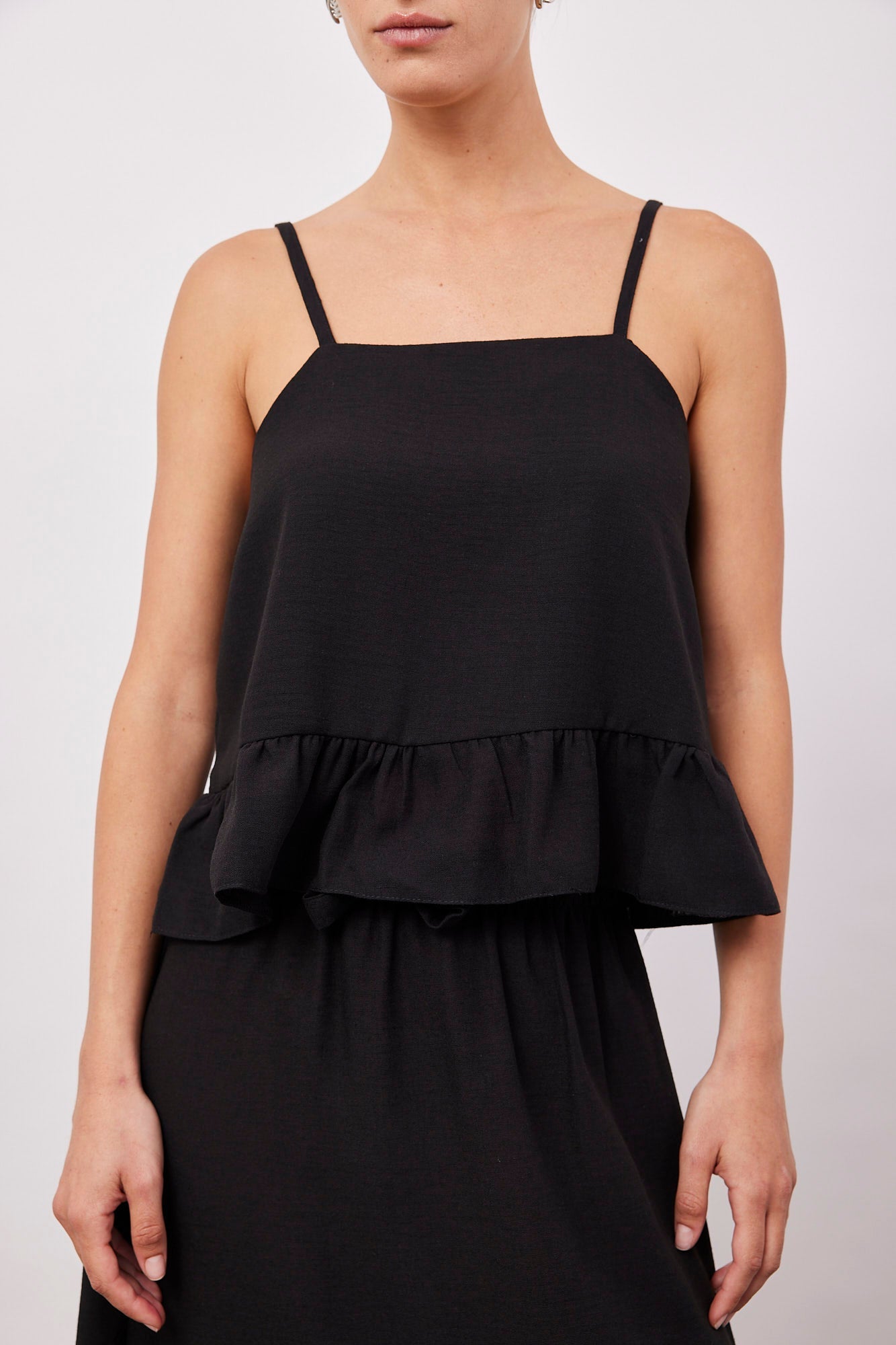 גופייה במראה פשתן עם כתפיות נקשרות - ITAY BRANDS