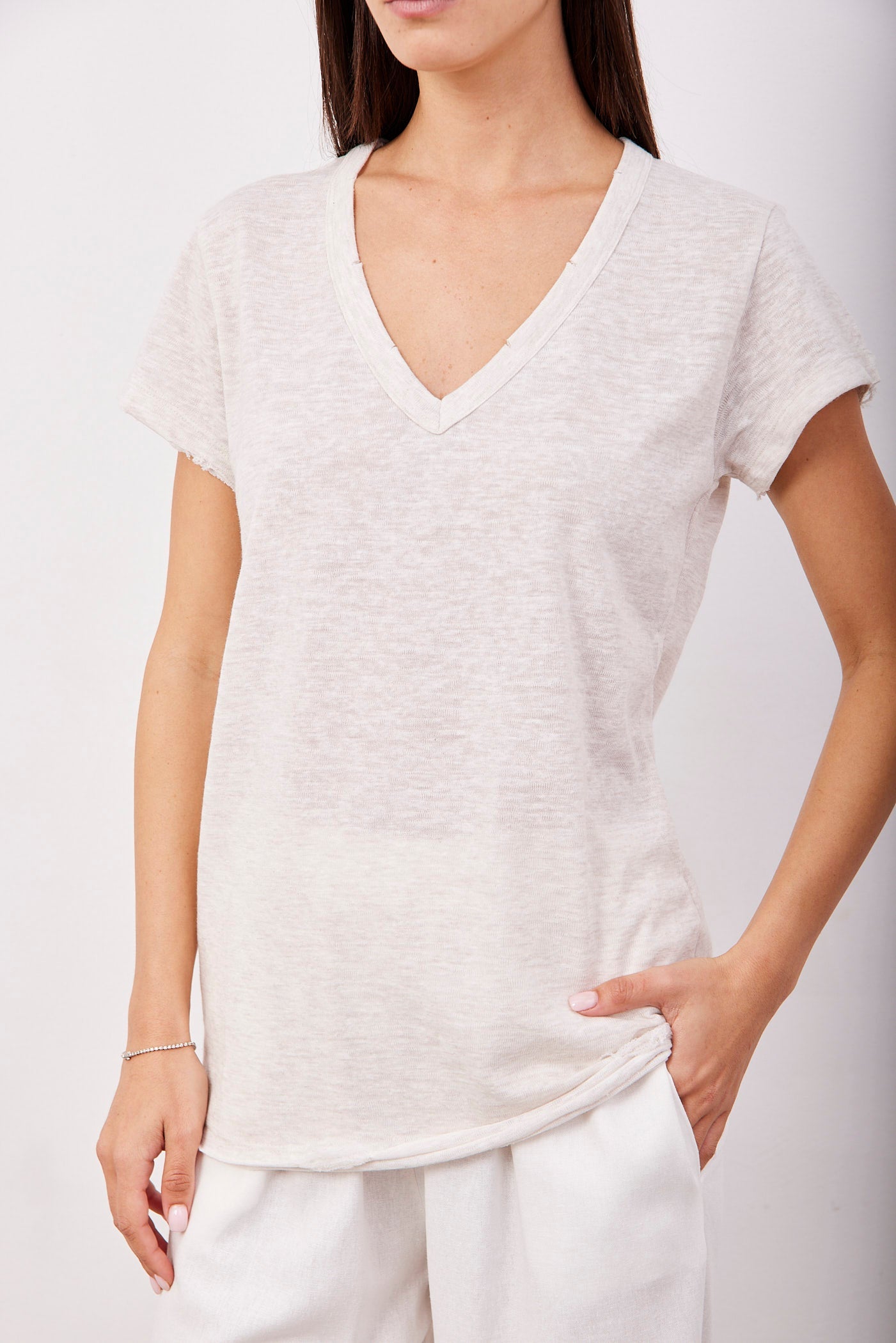 טי-שרט וי בסיומת פרומה - ITAY BRANDS