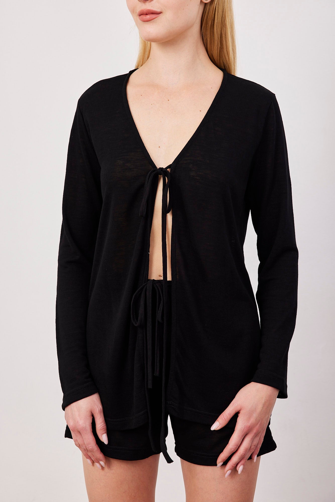 חליפה עם חולצת קשירה - ITAY BRANDS