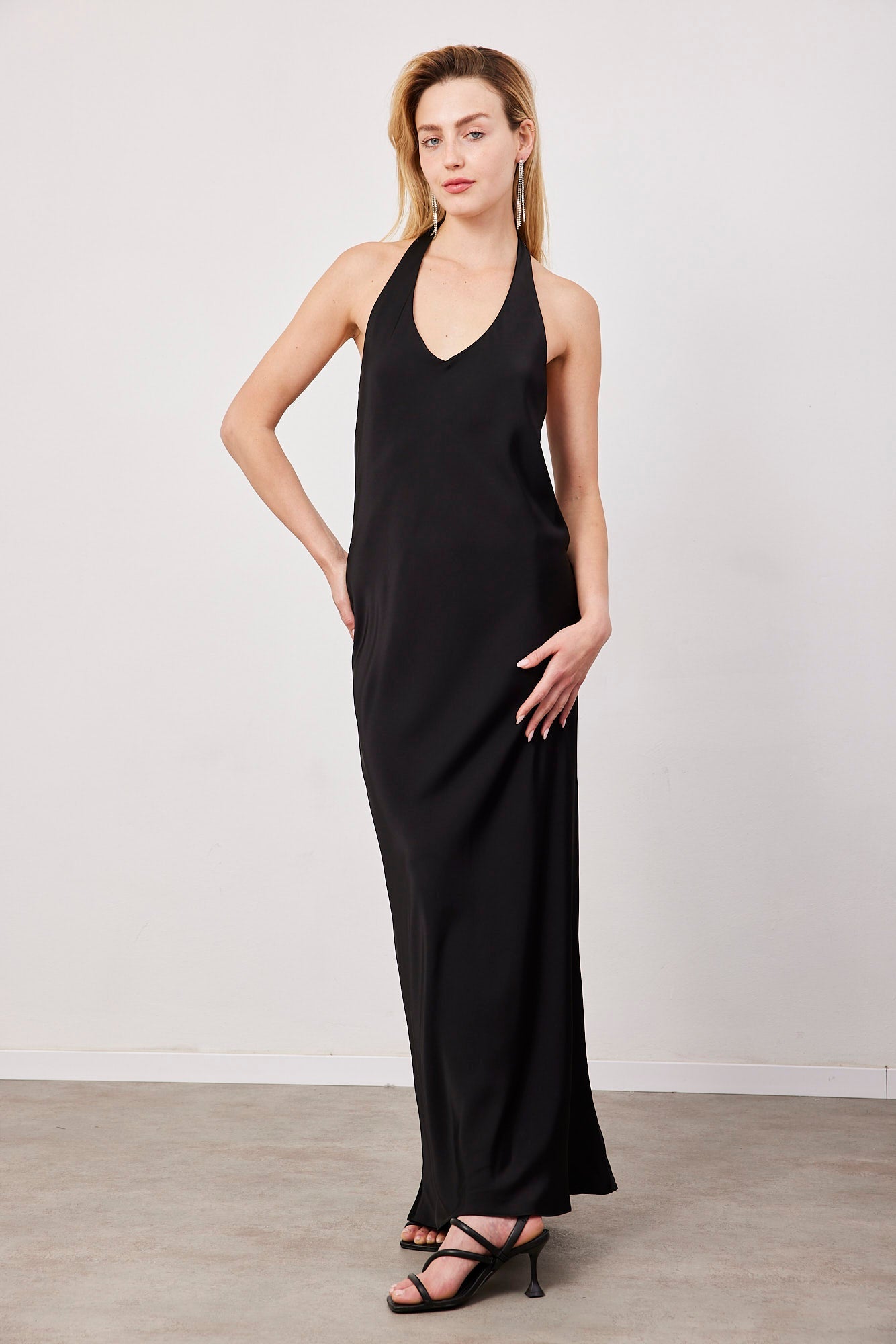 שמלת מקסי קשירה במראה סאטן - ITAY BRANDS