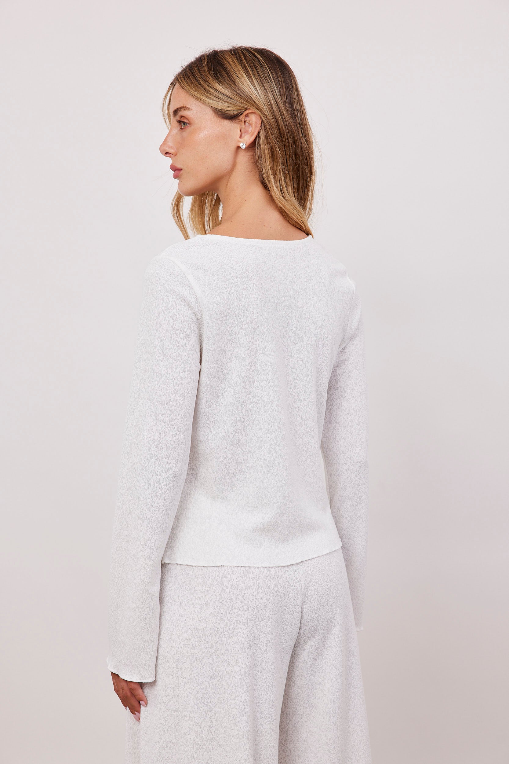 חולצה בטקסטורה עם קשירה קדמית