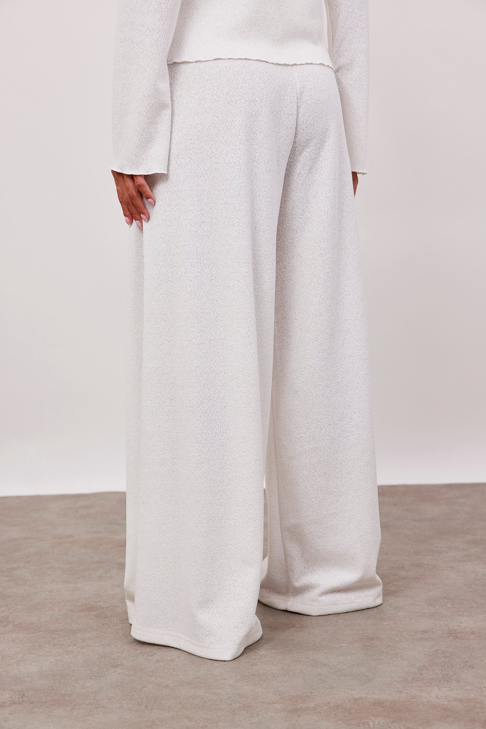 מכנסיים ארוכים נשפכים בטקסטורה