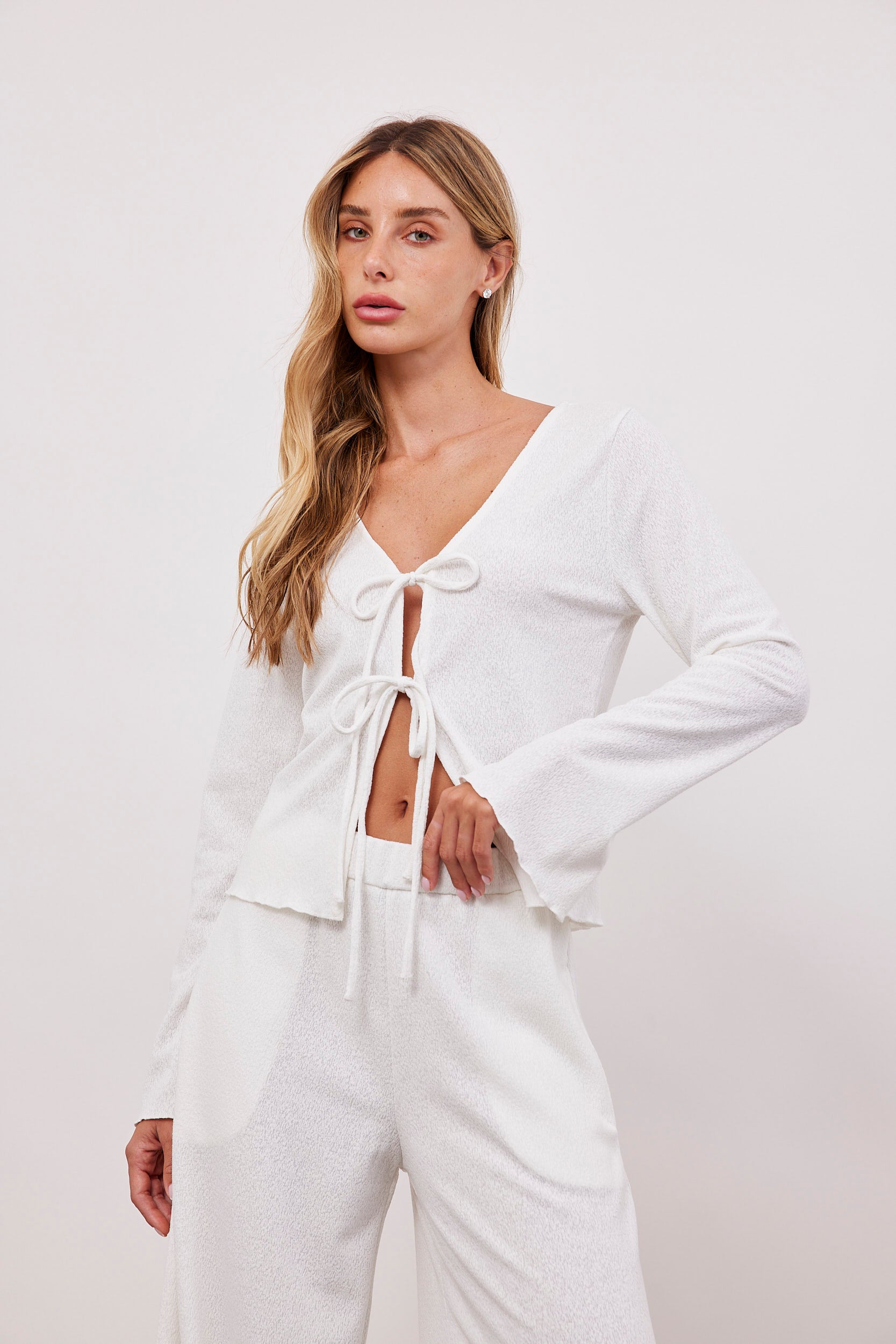 חולצה בטקסטורה עם קשירה קדמית