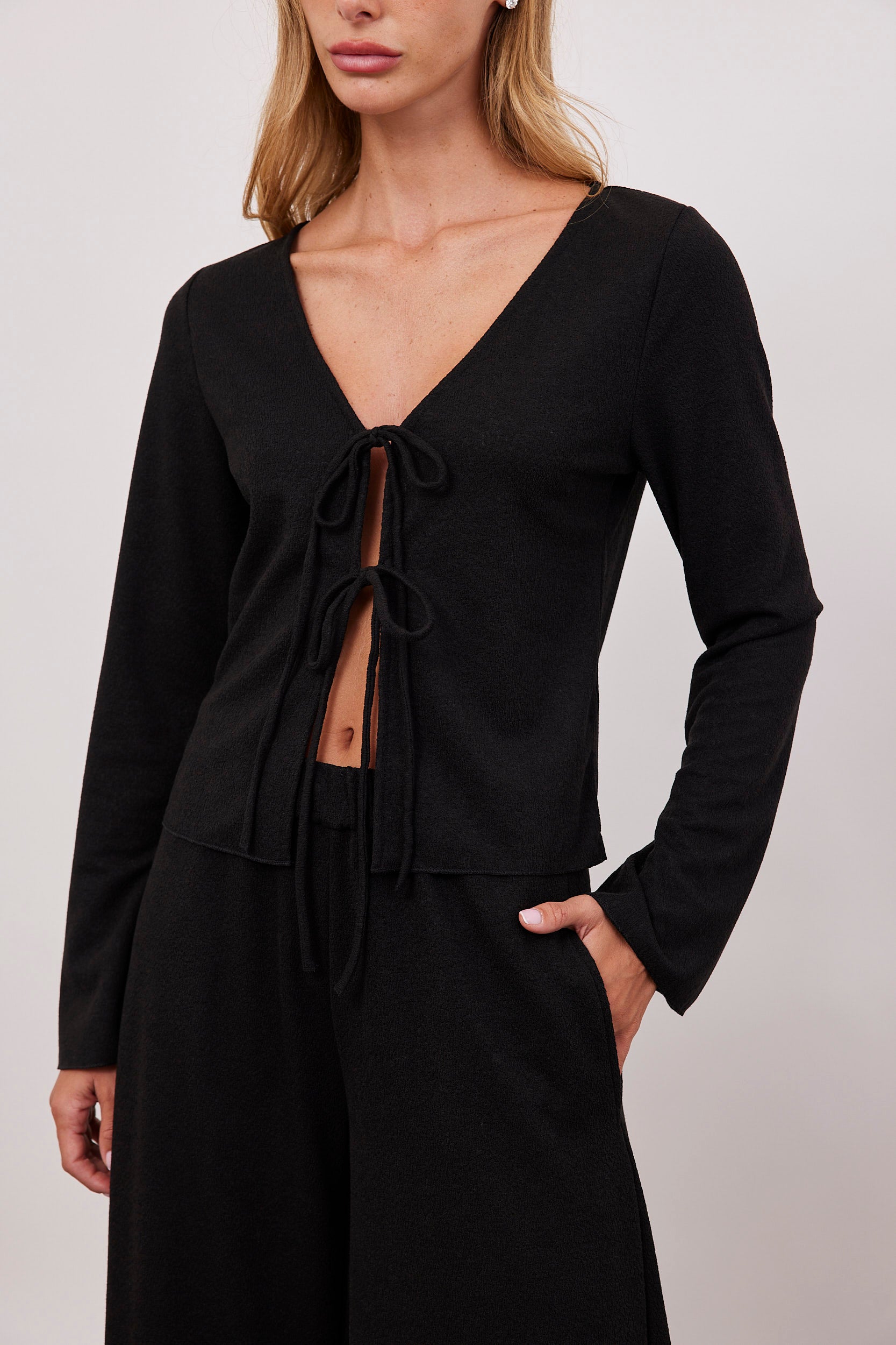 חולצה בטקסטורה עם קשירה קדמית