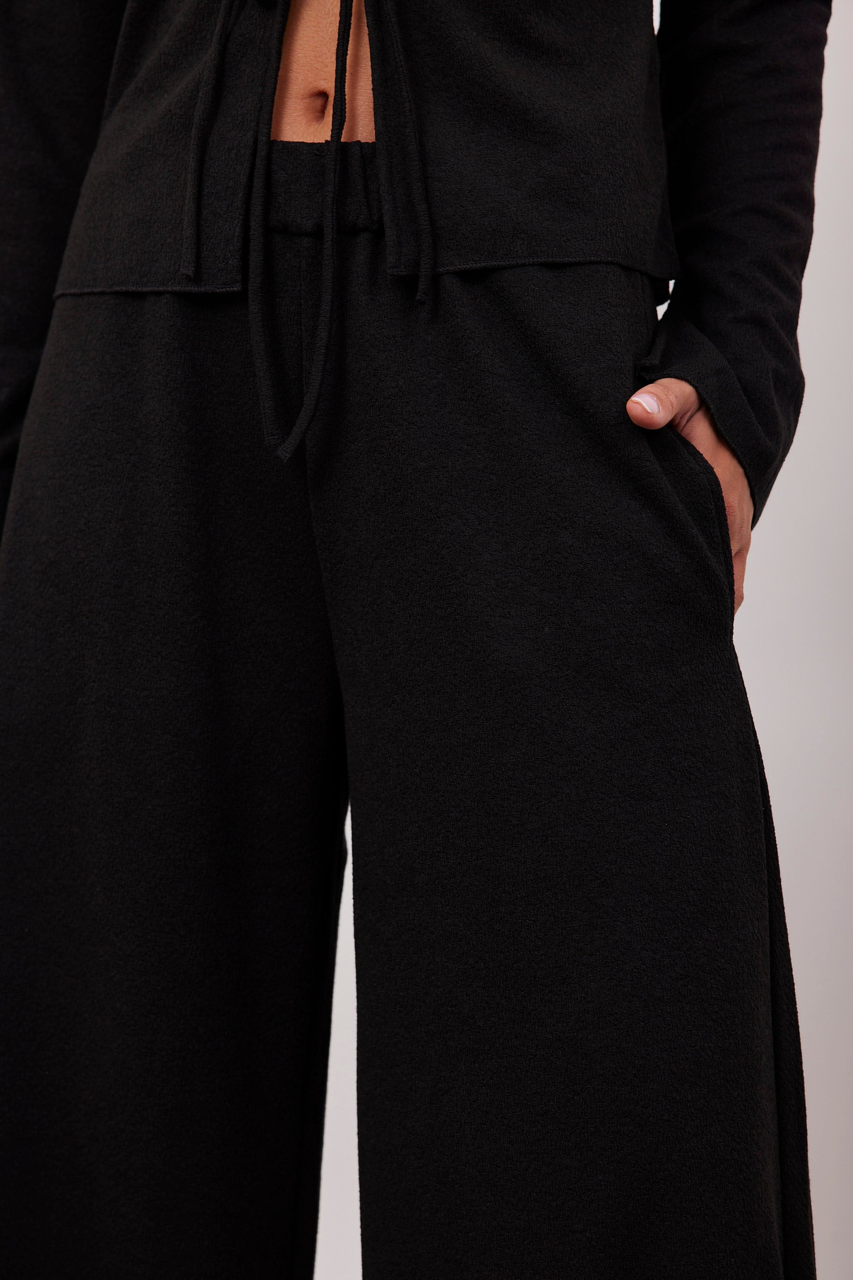 מכנסיים ארוכים נשפכים בטקסטורה