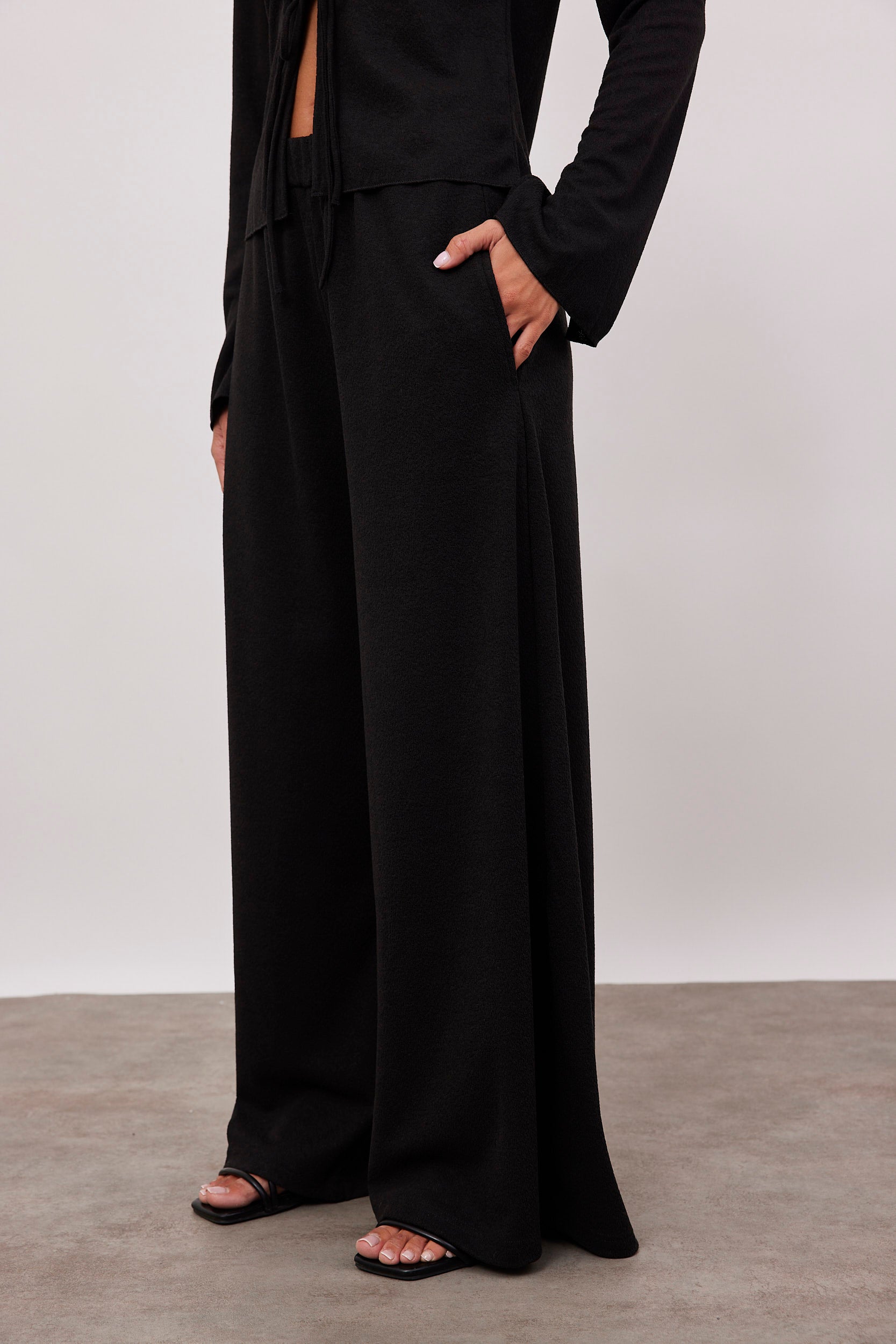 מכנסיים ארוכים נשפכים בטקסטורה