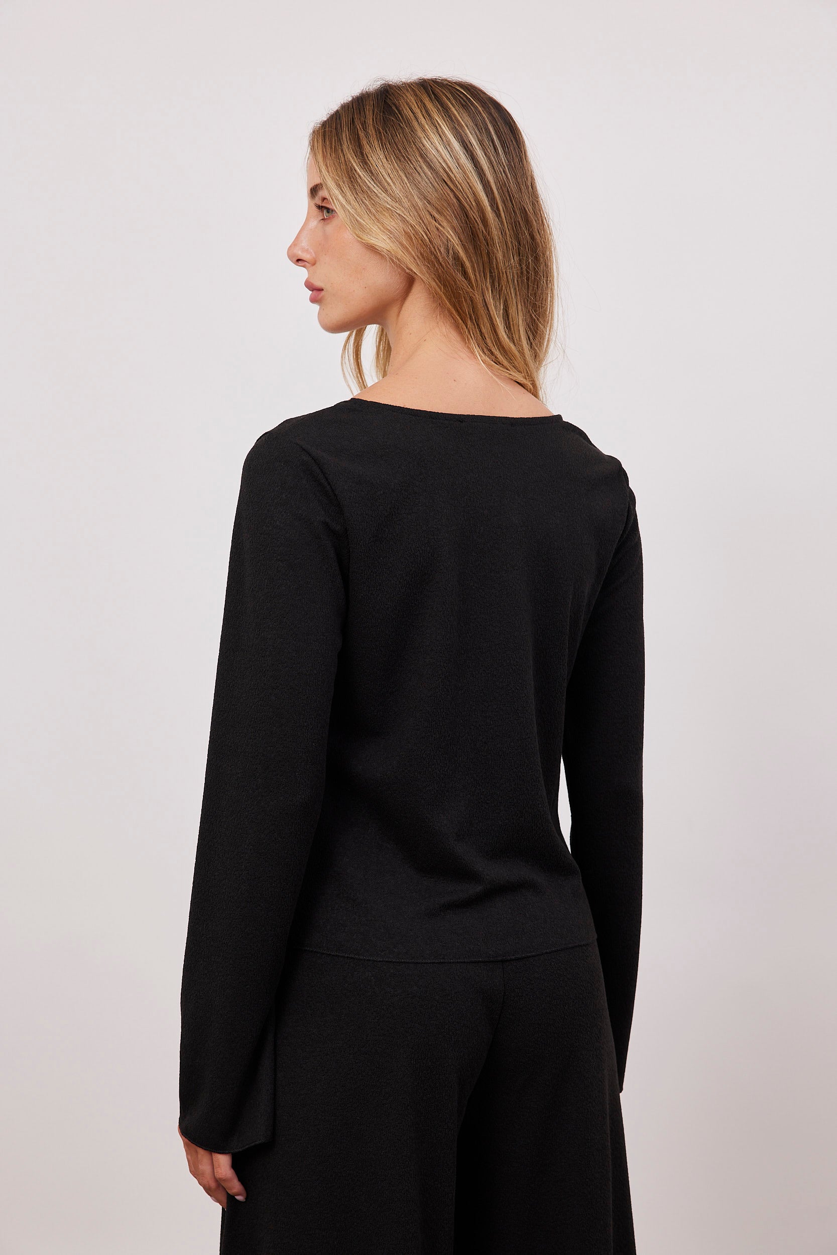 חולצה בטקסטורה עם קשירה קדמית