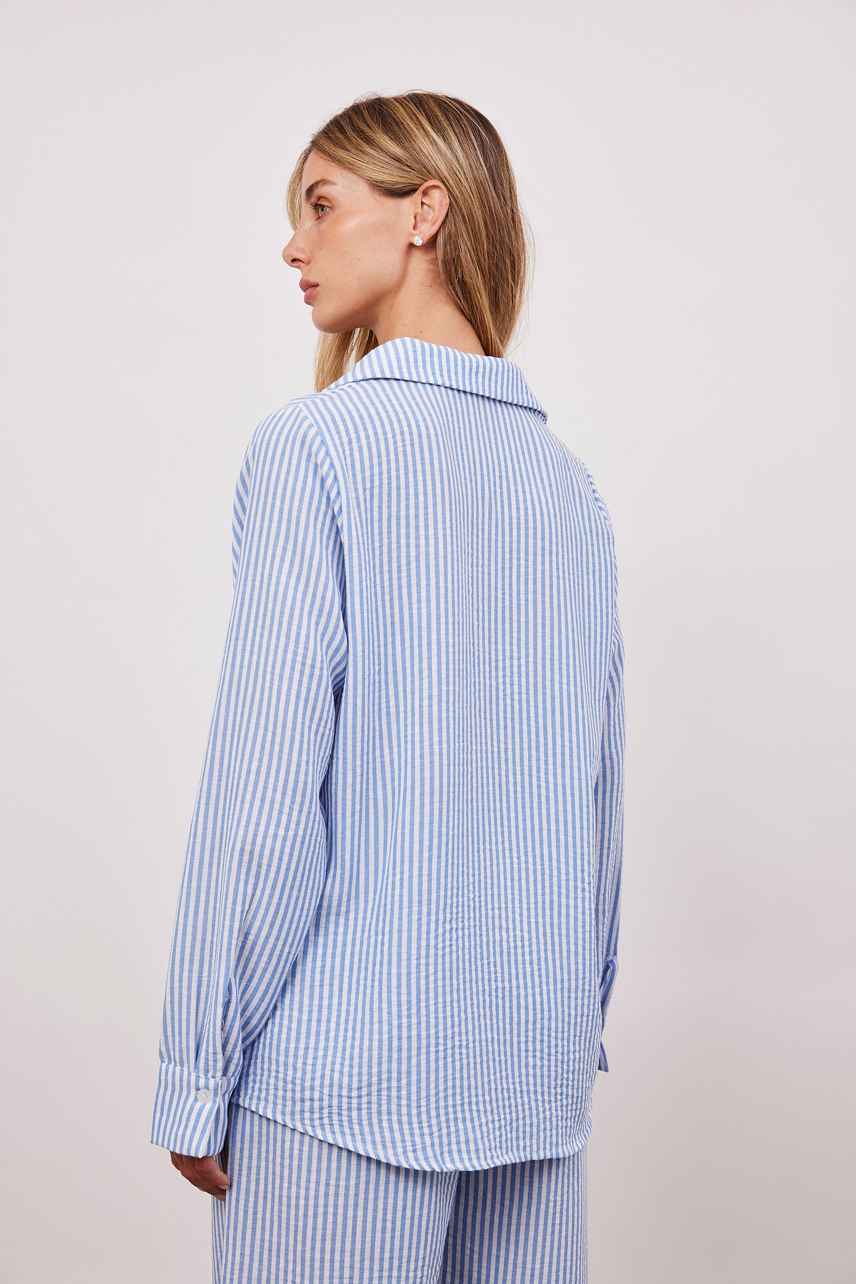 חולצת פסים ארוכה מכופתרת