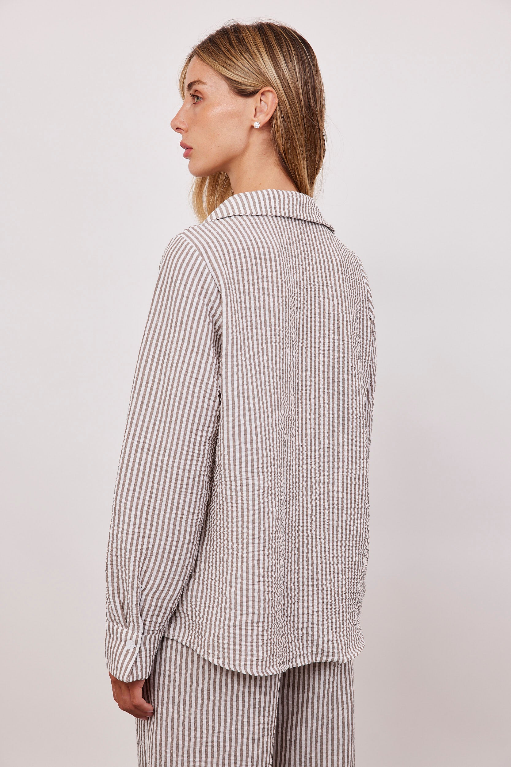 חולצת פסים ארוכה מכופתרת