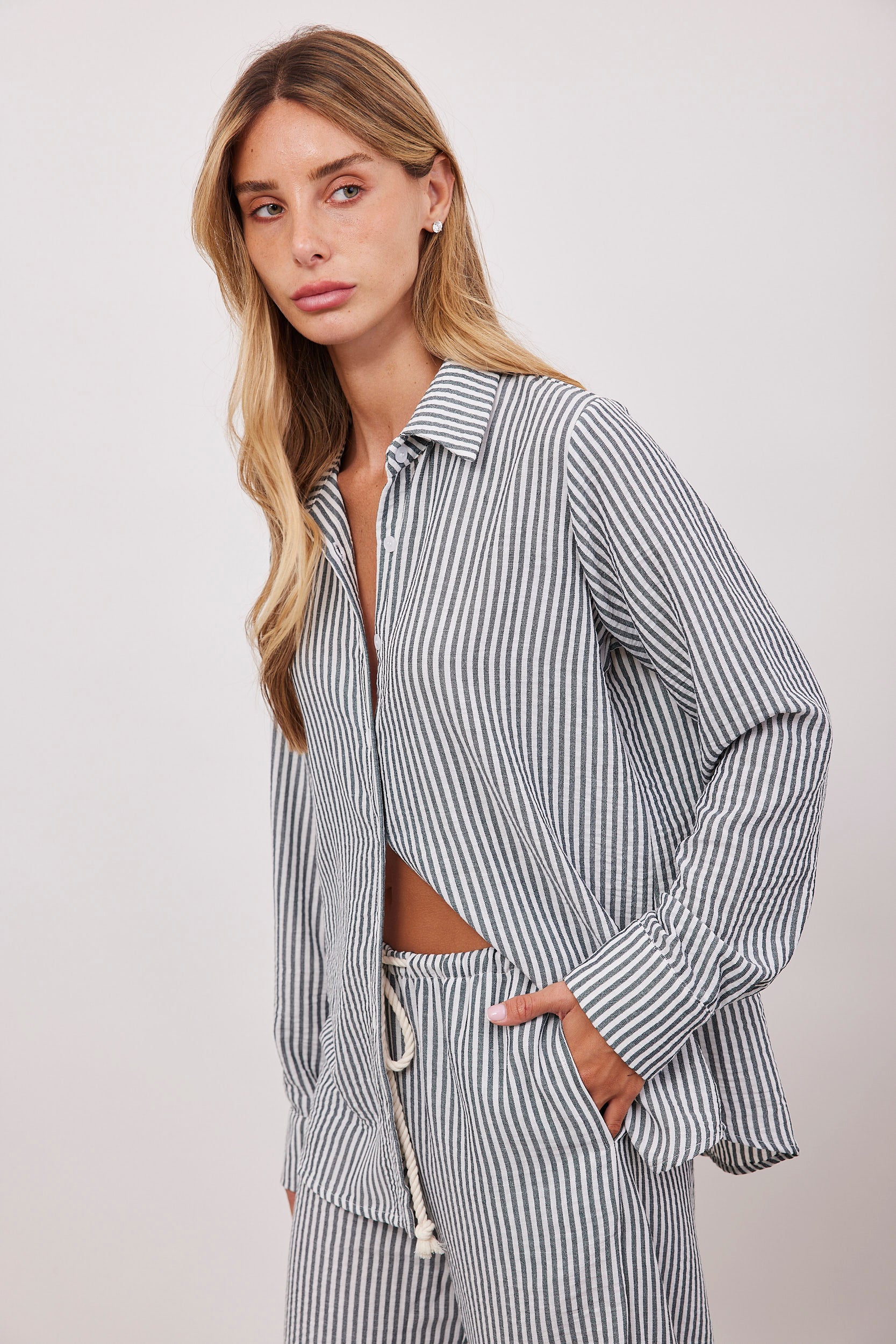 חולצת פסים ארוכה מכופתרת