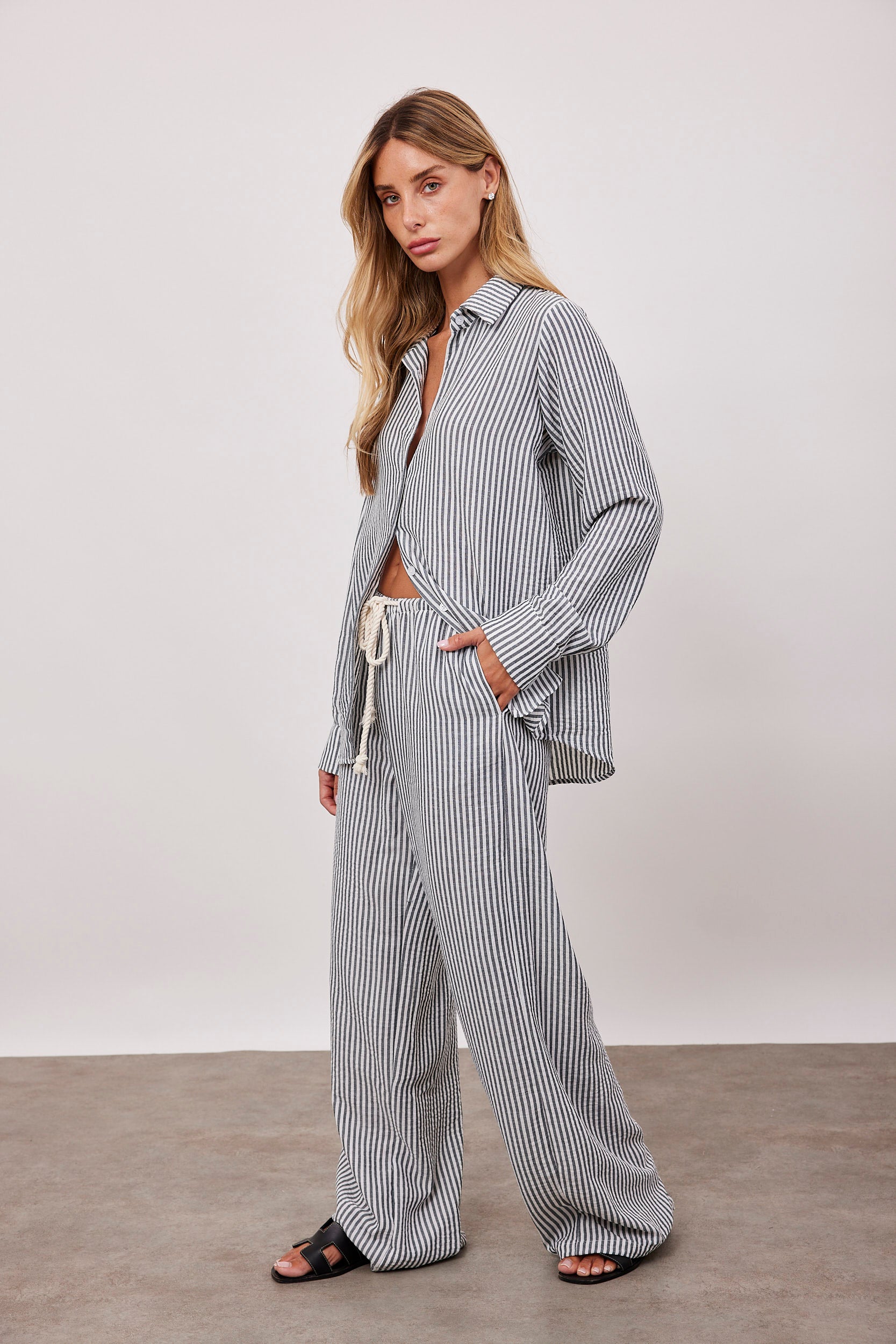 חולצת פסים ארוכה מכופתרת