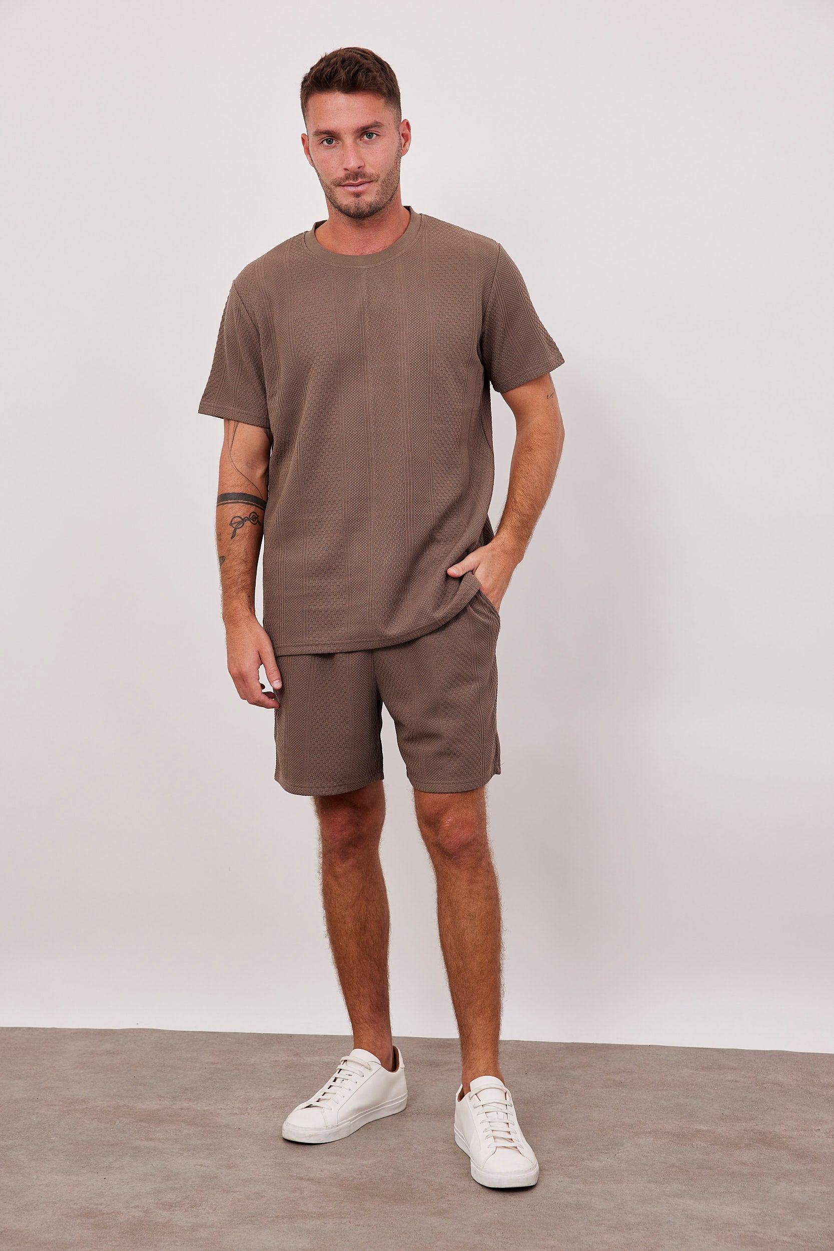 מכנס קצר בטקסטורת רקמה