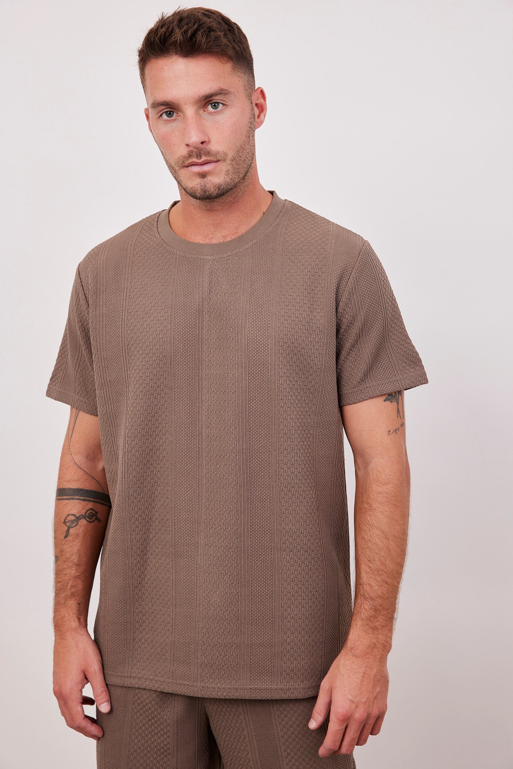 טישרט בטקסטורת רקמה