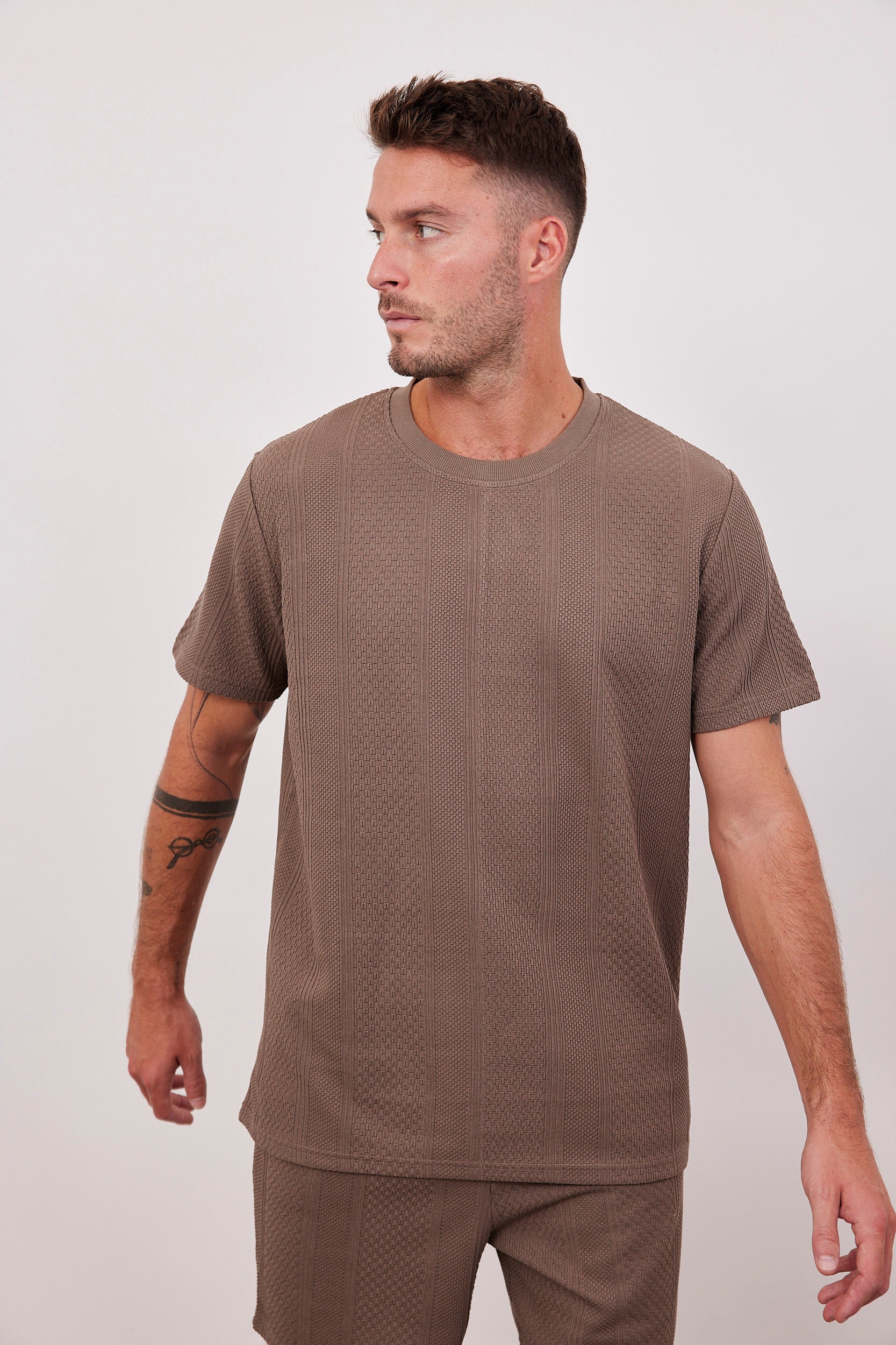 טישרט בטקסטורת רקמה