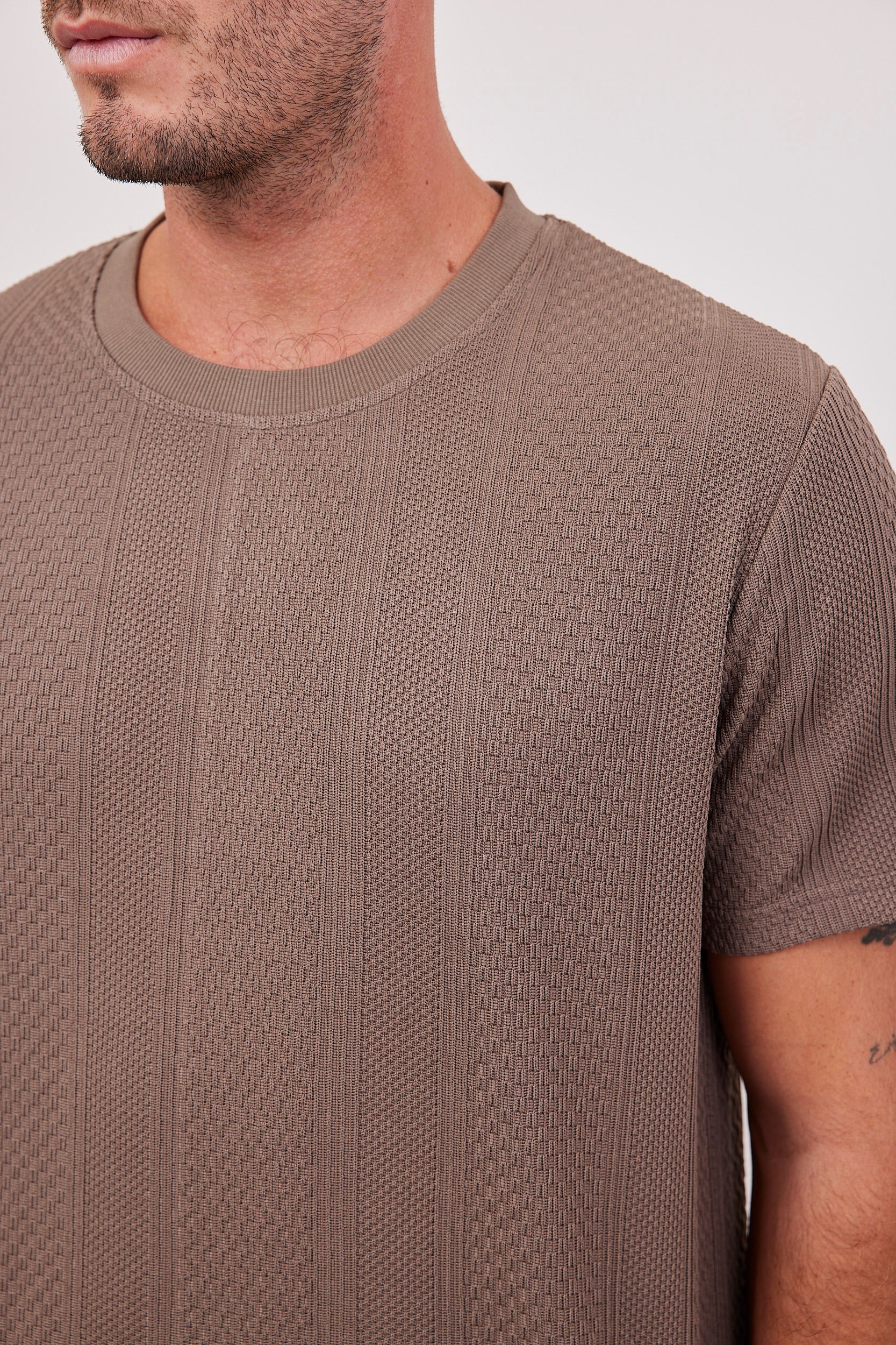 טישרט בטקסטורת רקמה