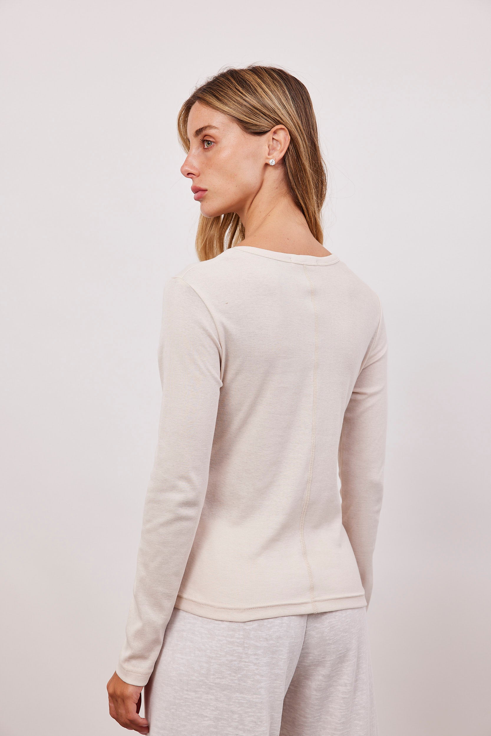 חולצה ארוכה עם מפתח וי