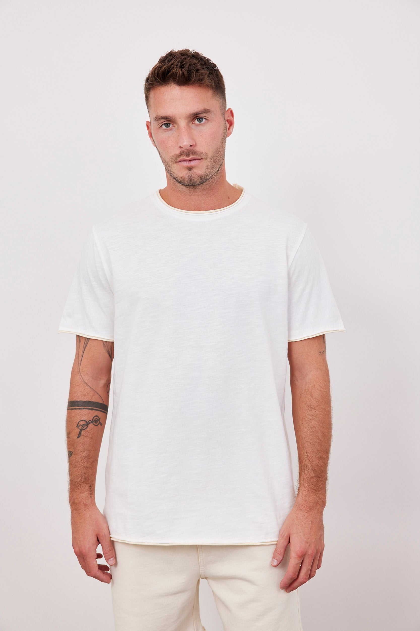 טישרט עם סיומת בולטת