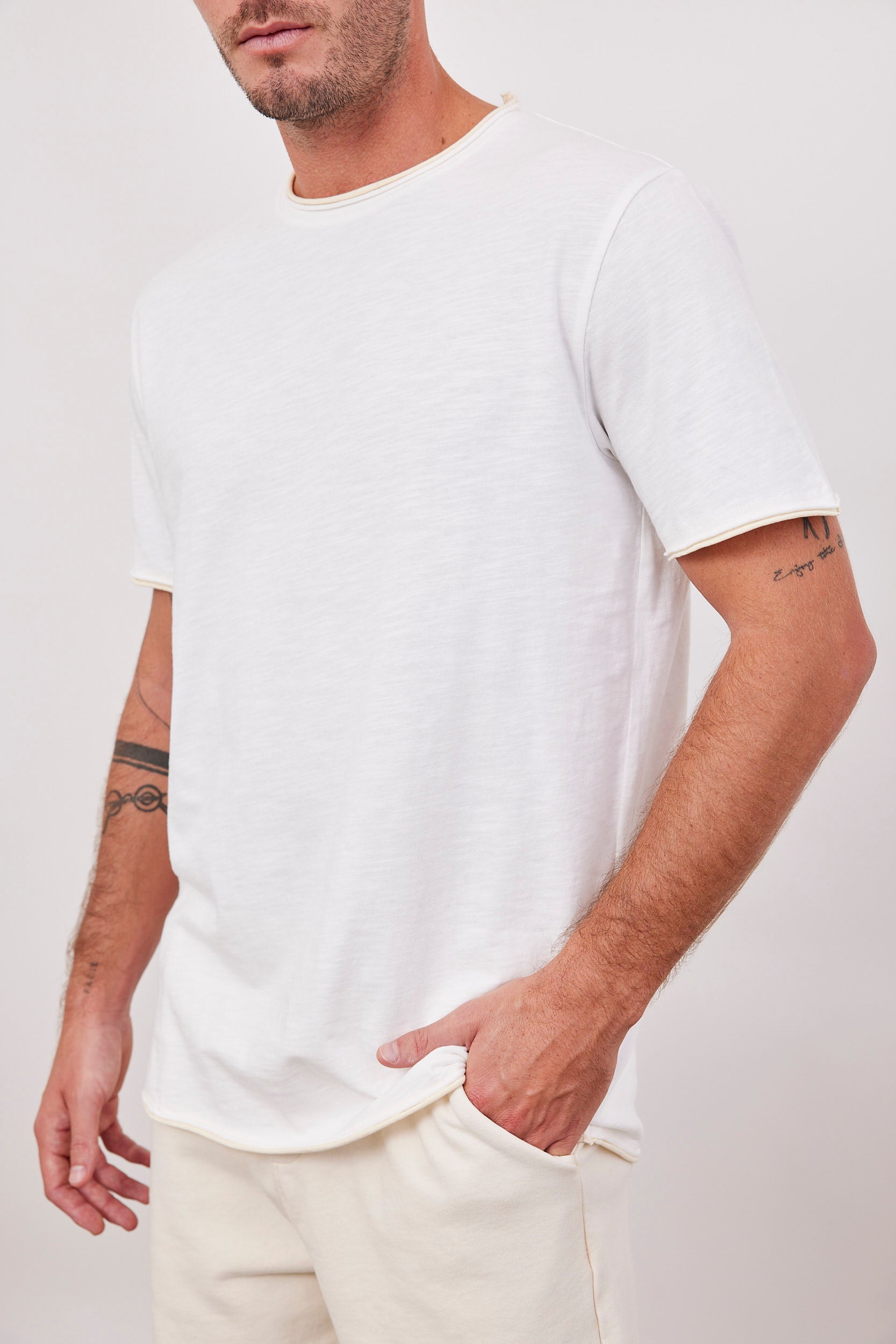 טישרט עם סיומת בולטת