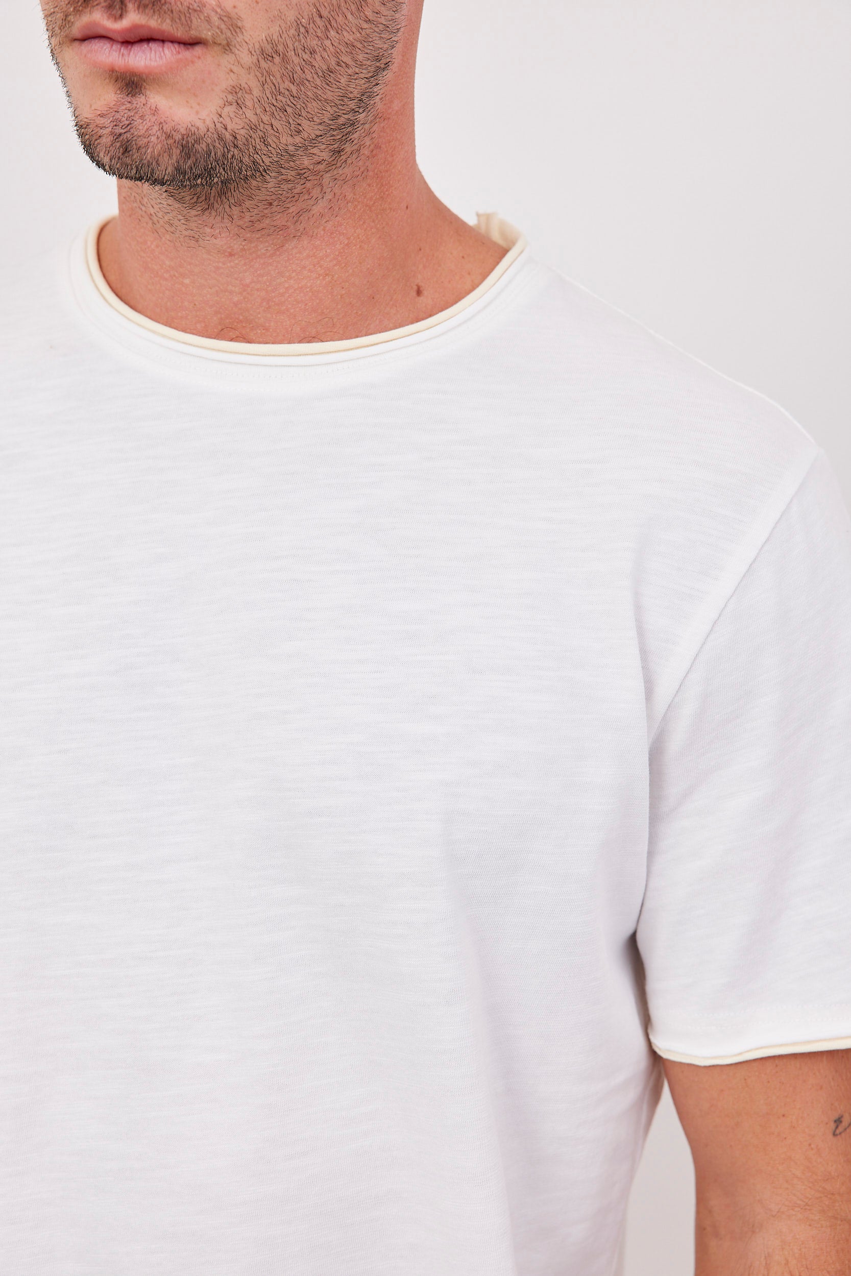 טישרט עם סיומת בולטת