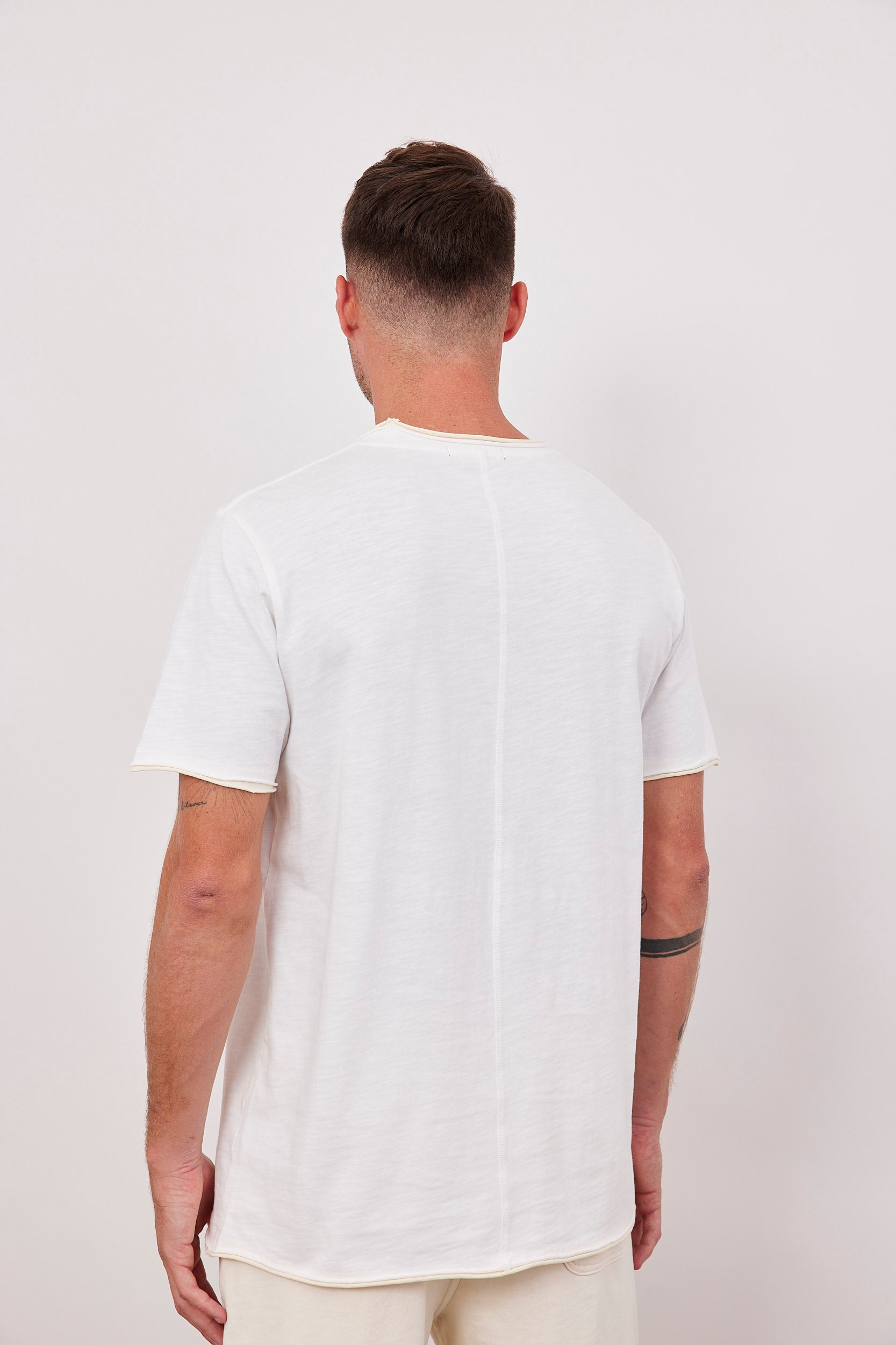 טישרט עם סיומת בולטת