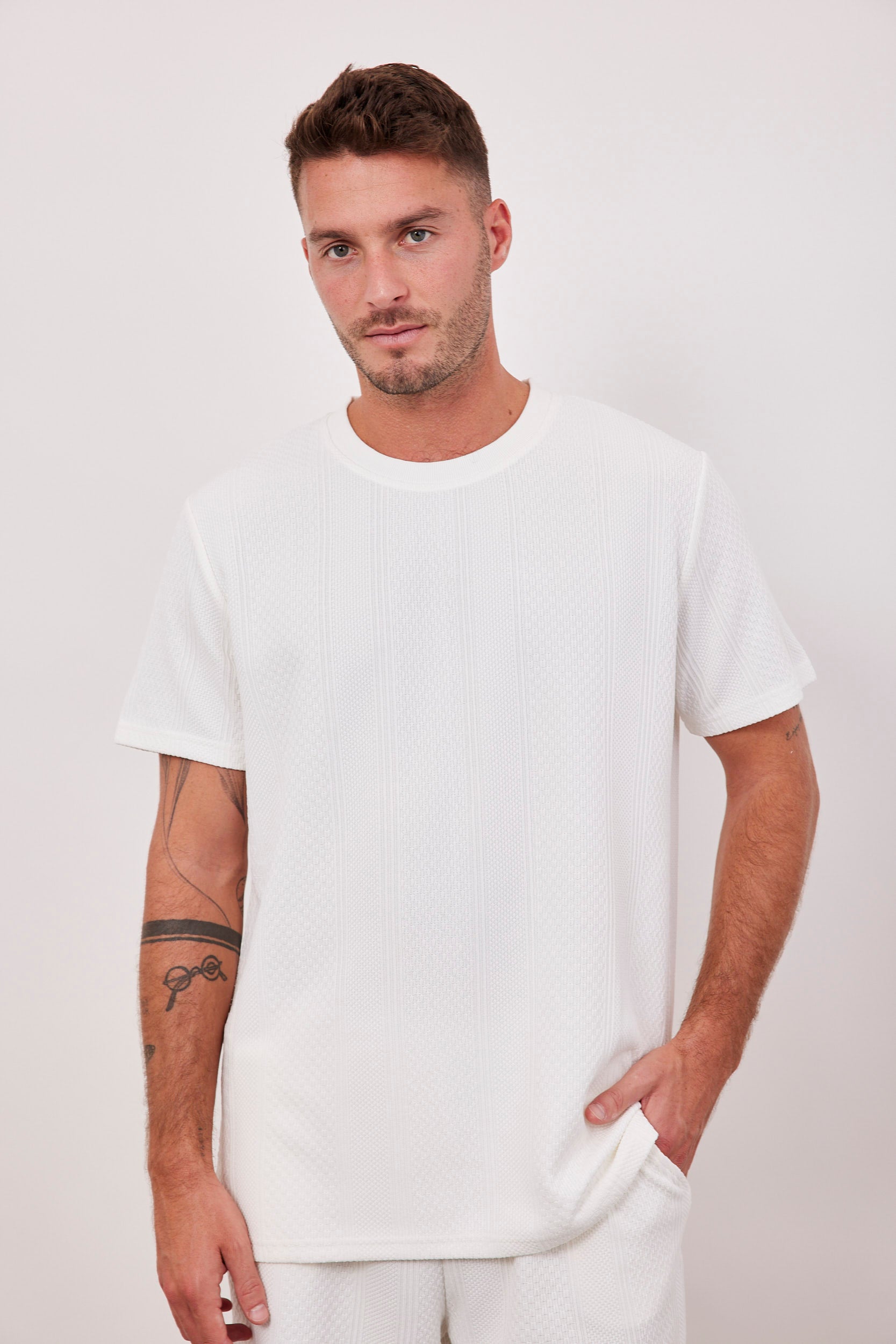 טישרט בטקסטורת רקמה